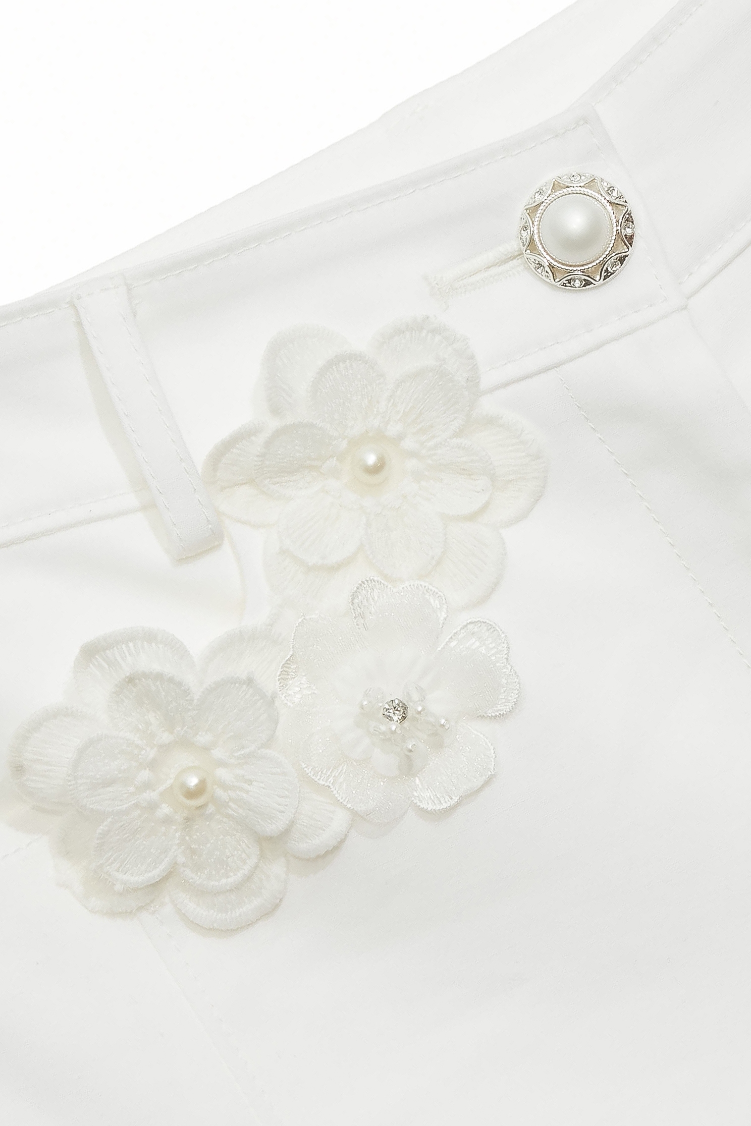 立體小白花8分窄管褲立體小白花8分窄管褲,上班OL穿搭,人氣商品,春夏穿搭,時髦成套搭配,珍珠,白色褲子,窄管褲,褲子