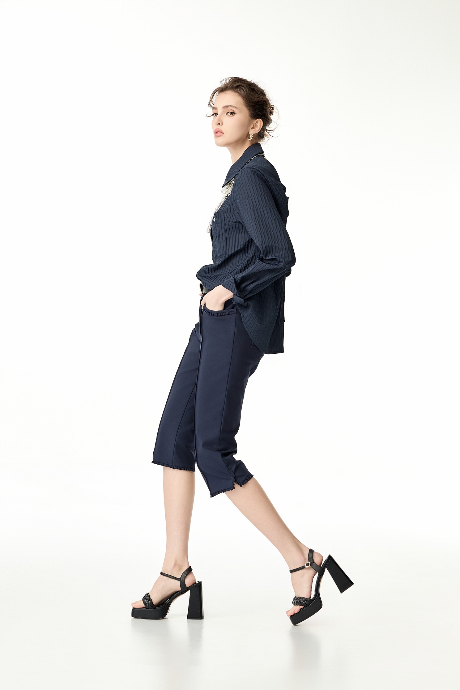 暮色藍荷葉邊七分褲暮色藍荷葉邊七分褲,上班OL穿搭,春夏穿搭,窄管褲,荷葉,褲子