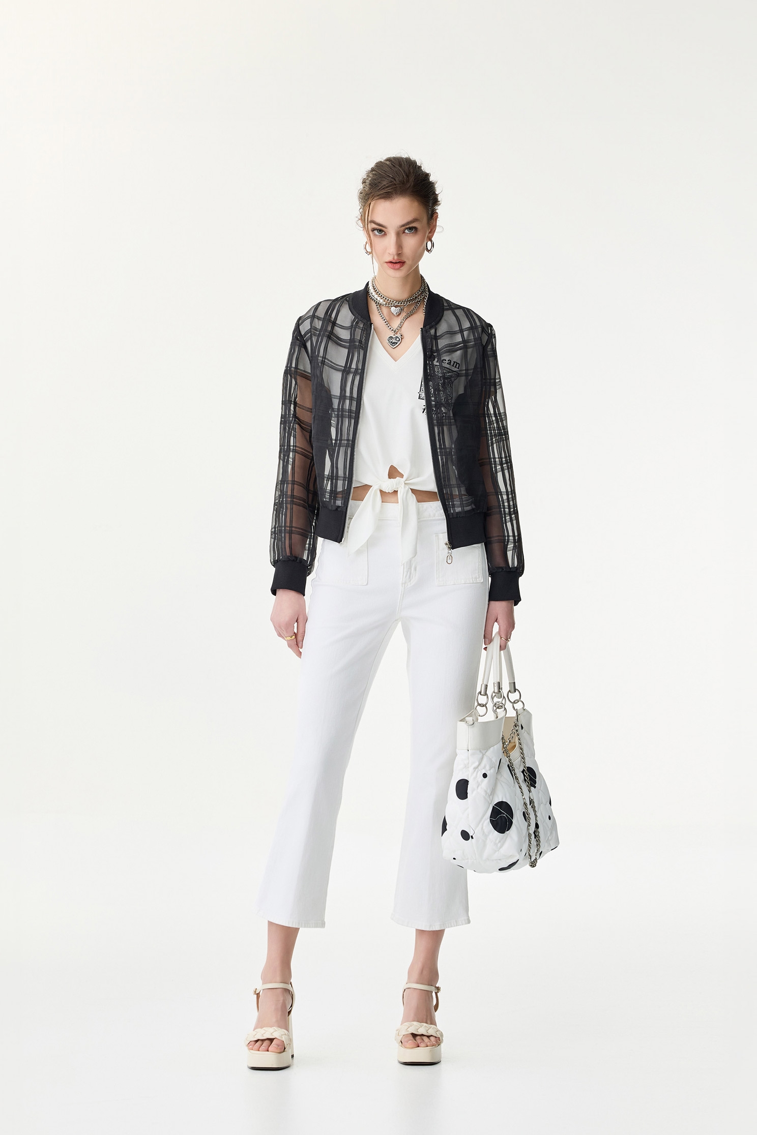 白色單寧八分微喇叭褲白色單寧八分微喇叭褲,上班OL穿搭,丹寧,喇叭褲,春夏穿搭,牛仔褲,白色褲子,褲子