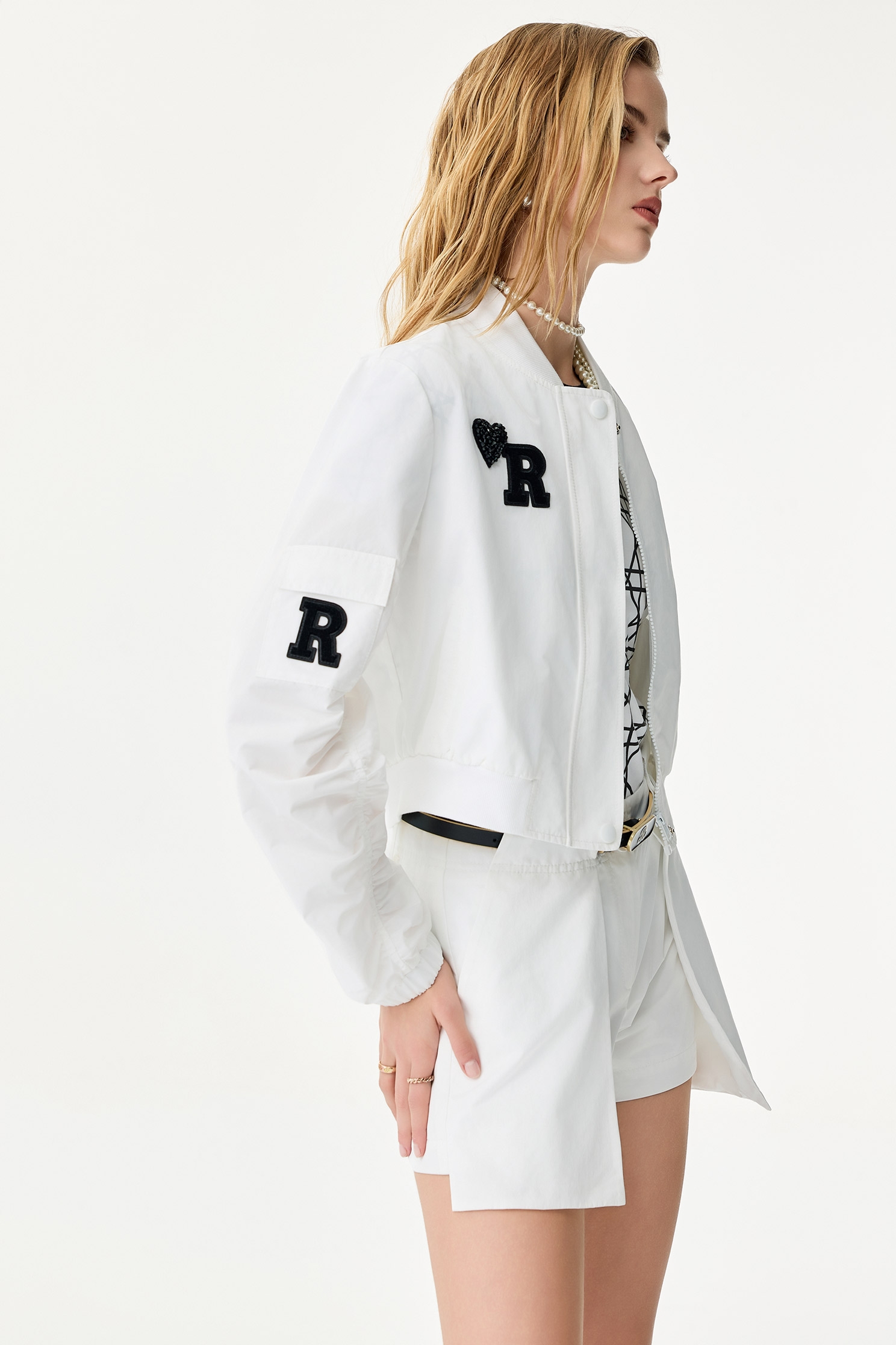 變化雙層飾片設計短褲變化雙層飾片設計短褲,上班OL穿搭,春夏穿搭,白色褲子,短褲,輕奢度假,輕奢渡假