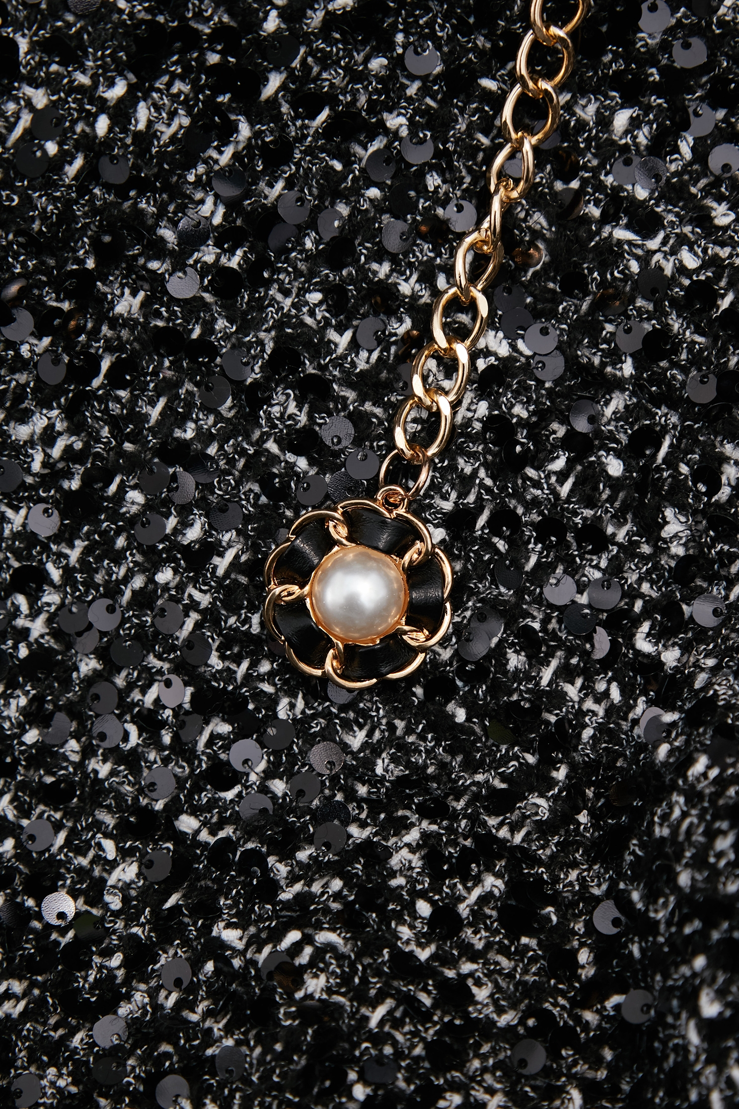 花呢紗崁亮片八分褲花呢紗崁亮片八分褲,上班OL穿搭,寬褲,春夏穿搭,時髦成套搭配,派對特輯,珍珠,花花世界,褲子