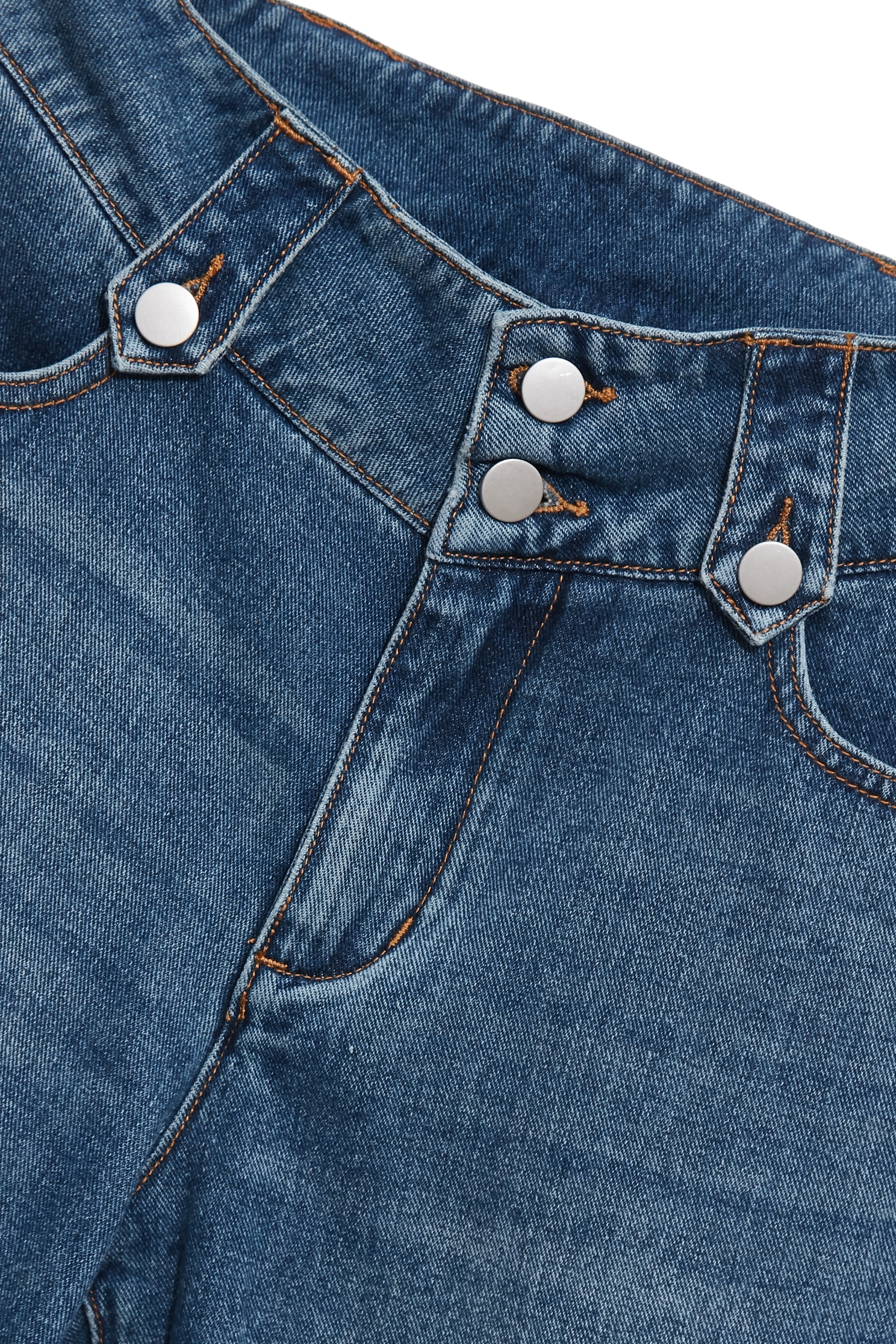 側開衩排釦牛仔喇叭褲側開衩排釦牛仔喇叭褲,上班OL穿搭,丹寧,喇叭褲,春夏穿搭,牛仔,牛仔褲,簡約穿搭,約會特輯,褲子