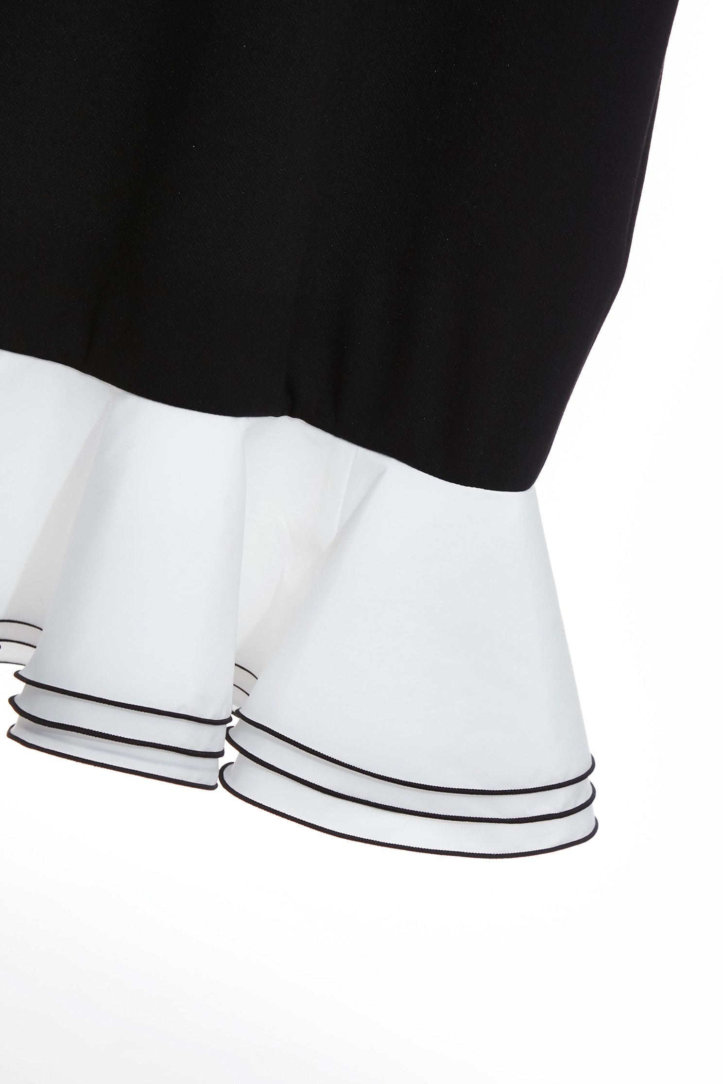 黑白異材荷葉俏麗短洋裝黑白異材荷葉俏麗短洋裝,一般洋裝,春夏穿搭,荷葉,黑色洋裝