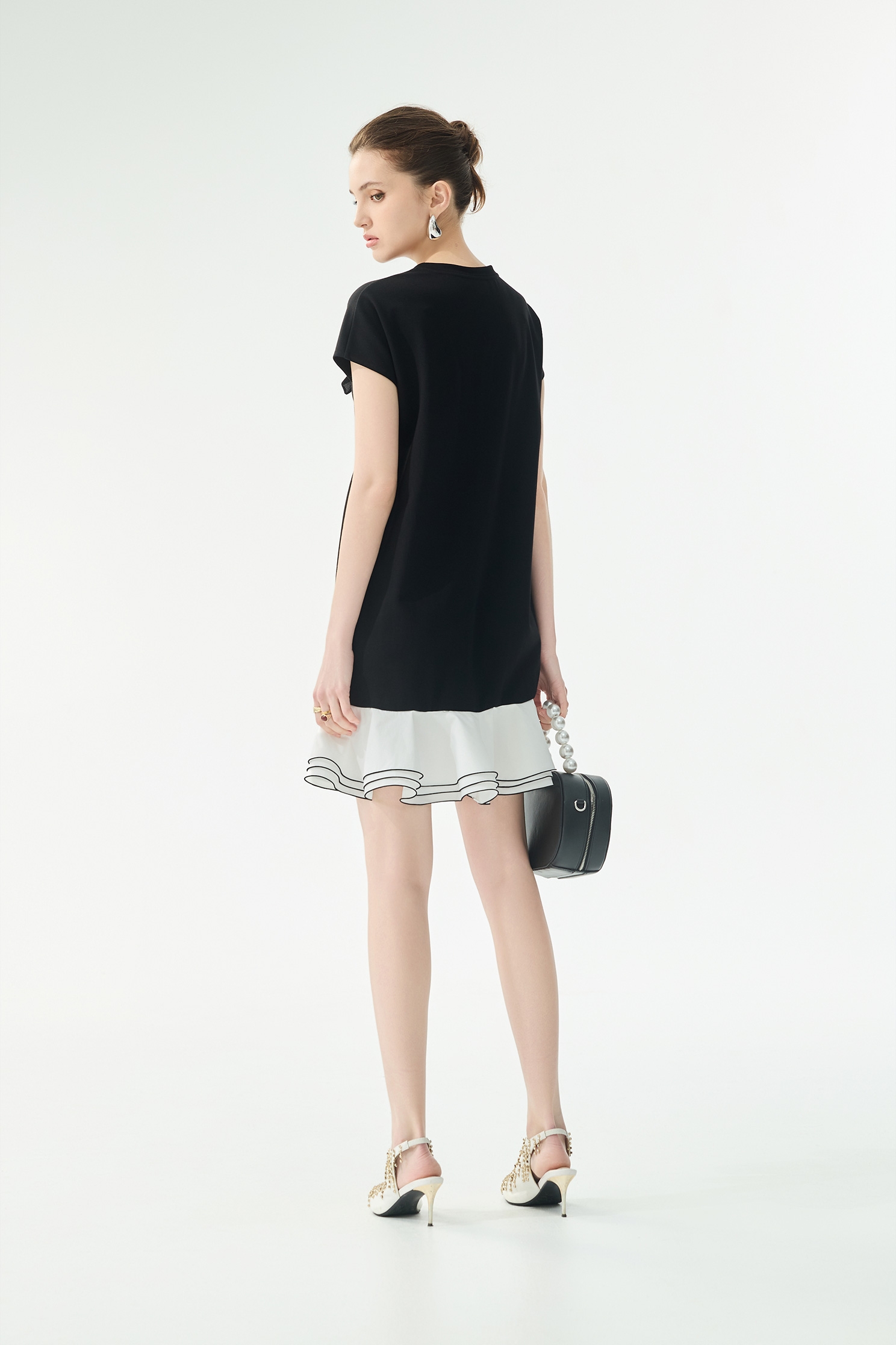 黑白異材荷葉俏麗短洋裝黑白異材荷葉俏麗短洋裝,一般洋裝,春夏穿搭,荷葉,黑色洋裝