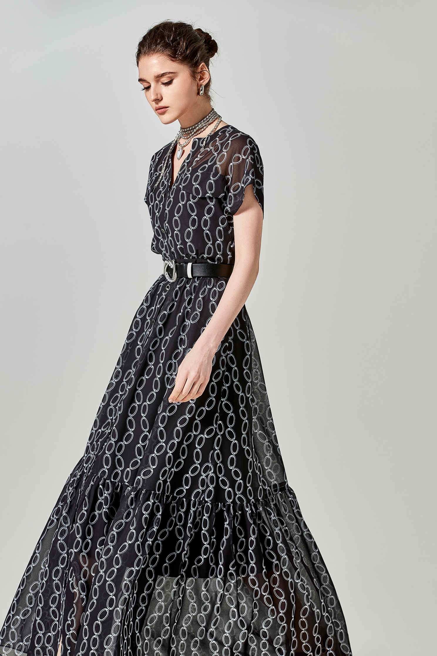 黑底白鍊條印花雪紡長洋裝黑底白鍊條印花雪紡長洋裝,一般洋裝,人氣商品,春夏穿搭,雪紡