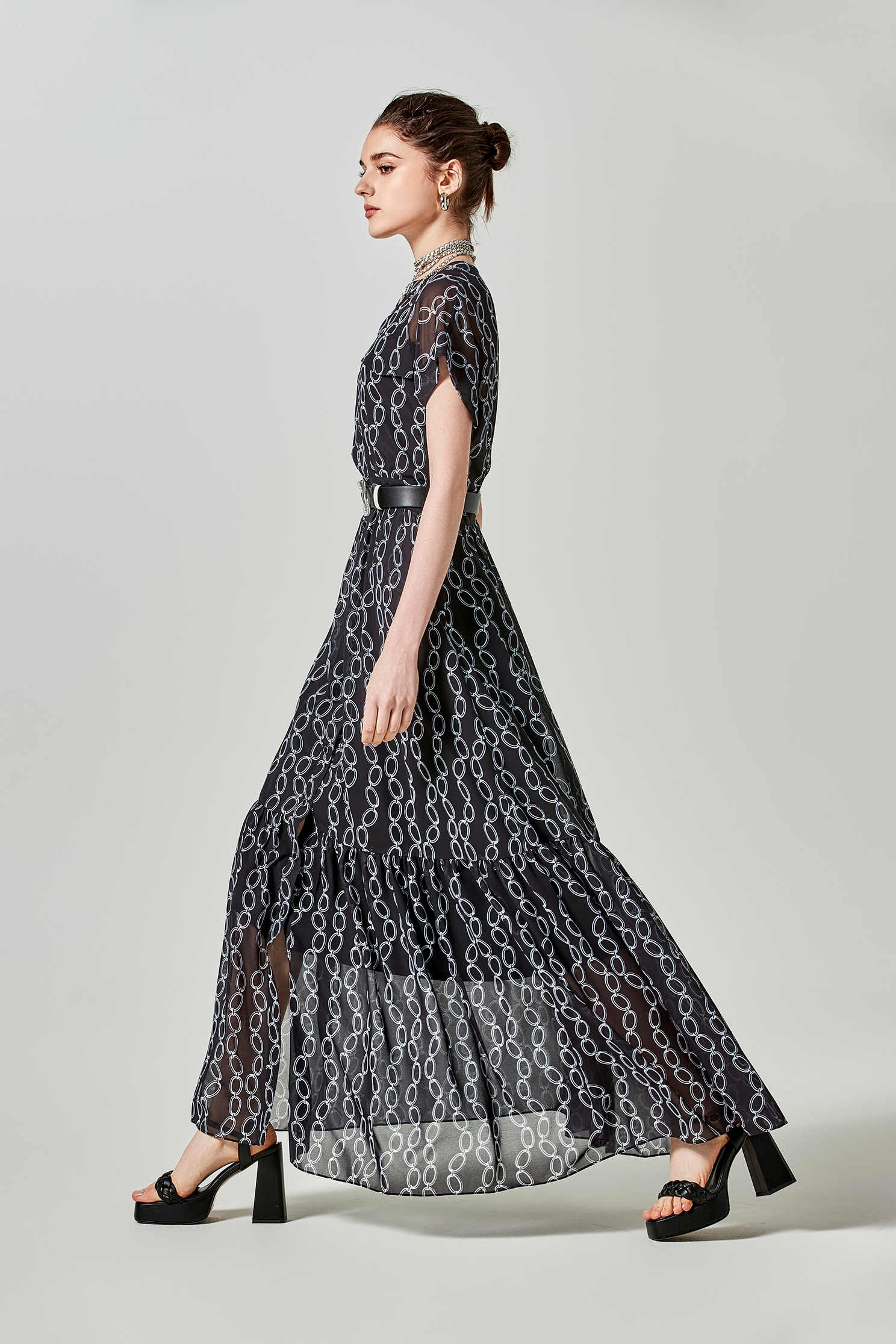 黑底白鍊條印花雪紡長洋裝黑底白鍊條印花雪紡長洋裝,一般洋裝,人氣商品,春夏穿搭,雪紡