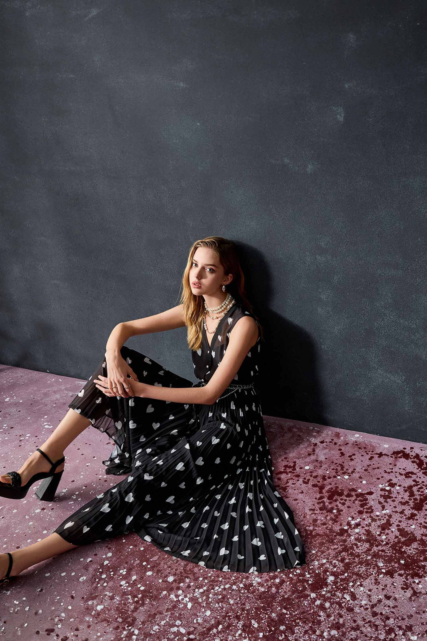 滿天心女神壓摺長洋裝滿天心女神壓摺長洋裝,一般洋裝,春夏穿搭,洋裝特輯,長洋裝,雪紡,黑色洋裝