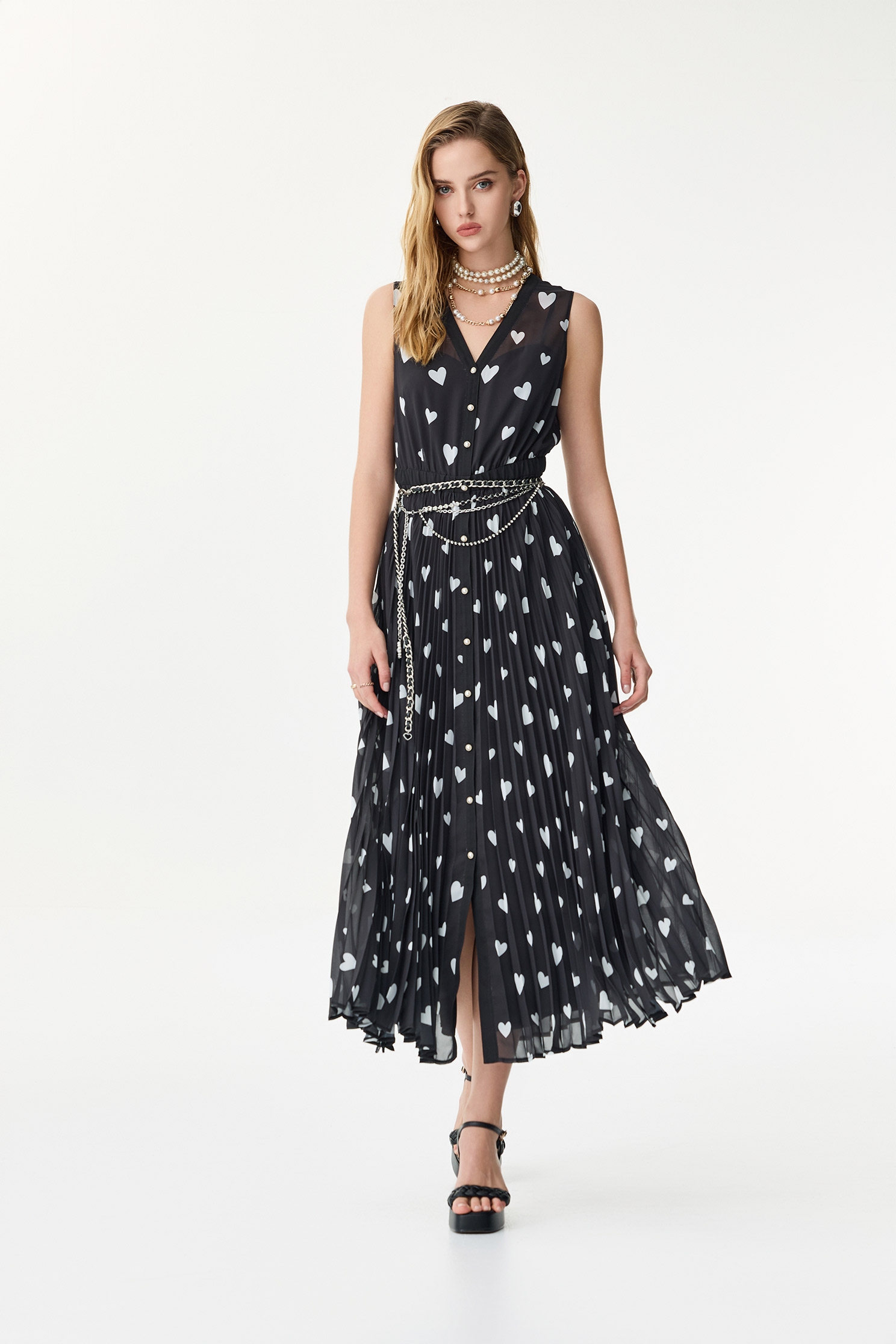 滿天心女神壓摺長洋裝滿天心女神壓摺長洋裝,一般洋裝,春夏穿搭,洋裝特輯,長洋裝,雪紡,黑色洋裝