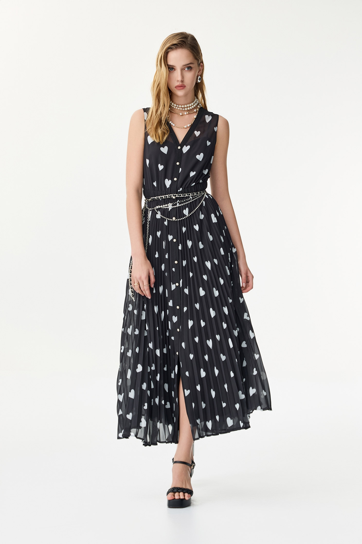 滿天心女神壓摺長洋裝滿天心女神壓摺長洋裝,一般洋裝,春夏穿搭,洋裝特輯,長洋裝,雪紡,黑色洋裝