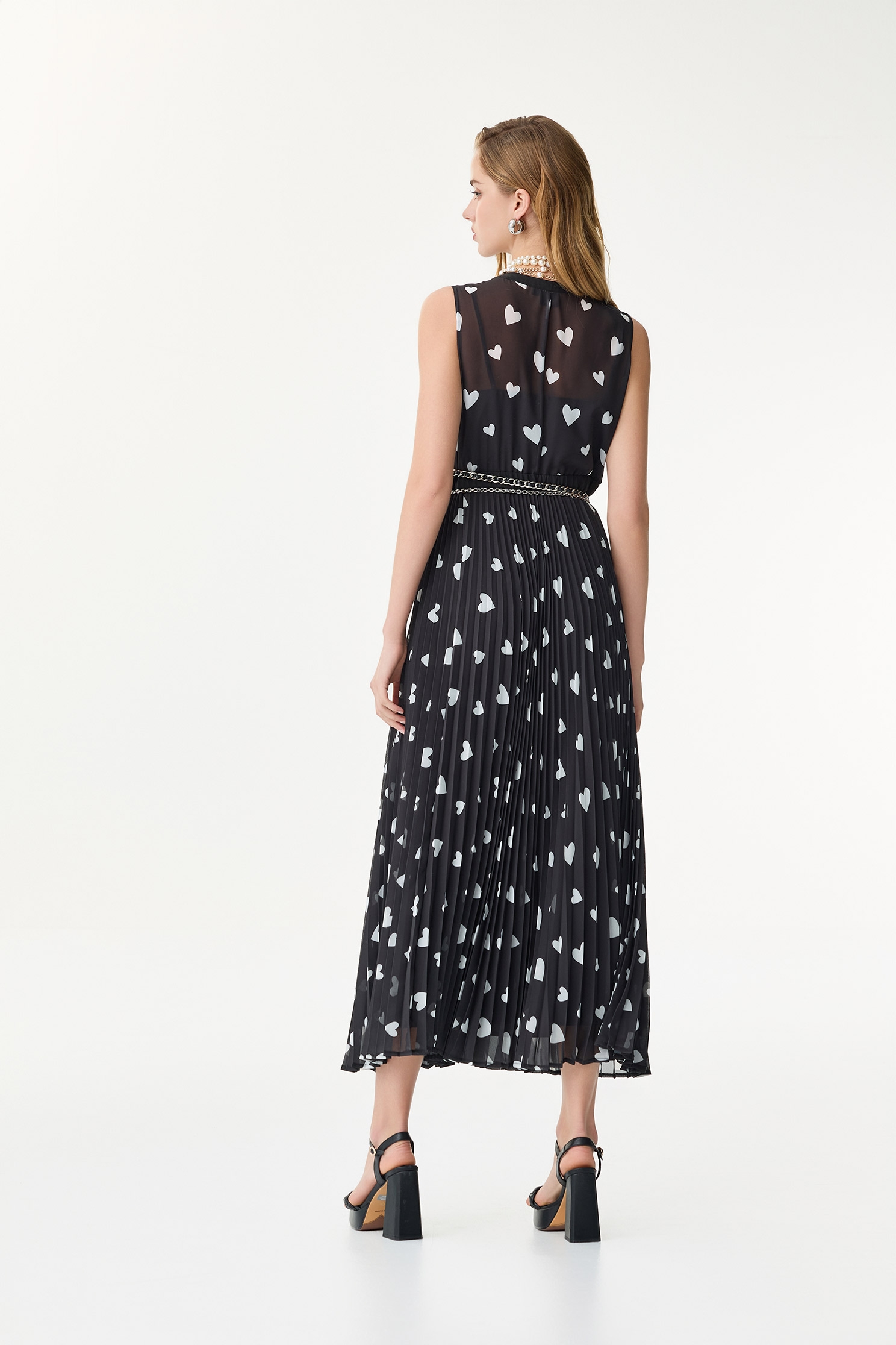 滿天心女神壓摺長洋裝滿天心女神壓摺長洋裝,一般洋裝,春夏穿搭,洋裝特輯,長洋裝,雪紡,黑色洋裝