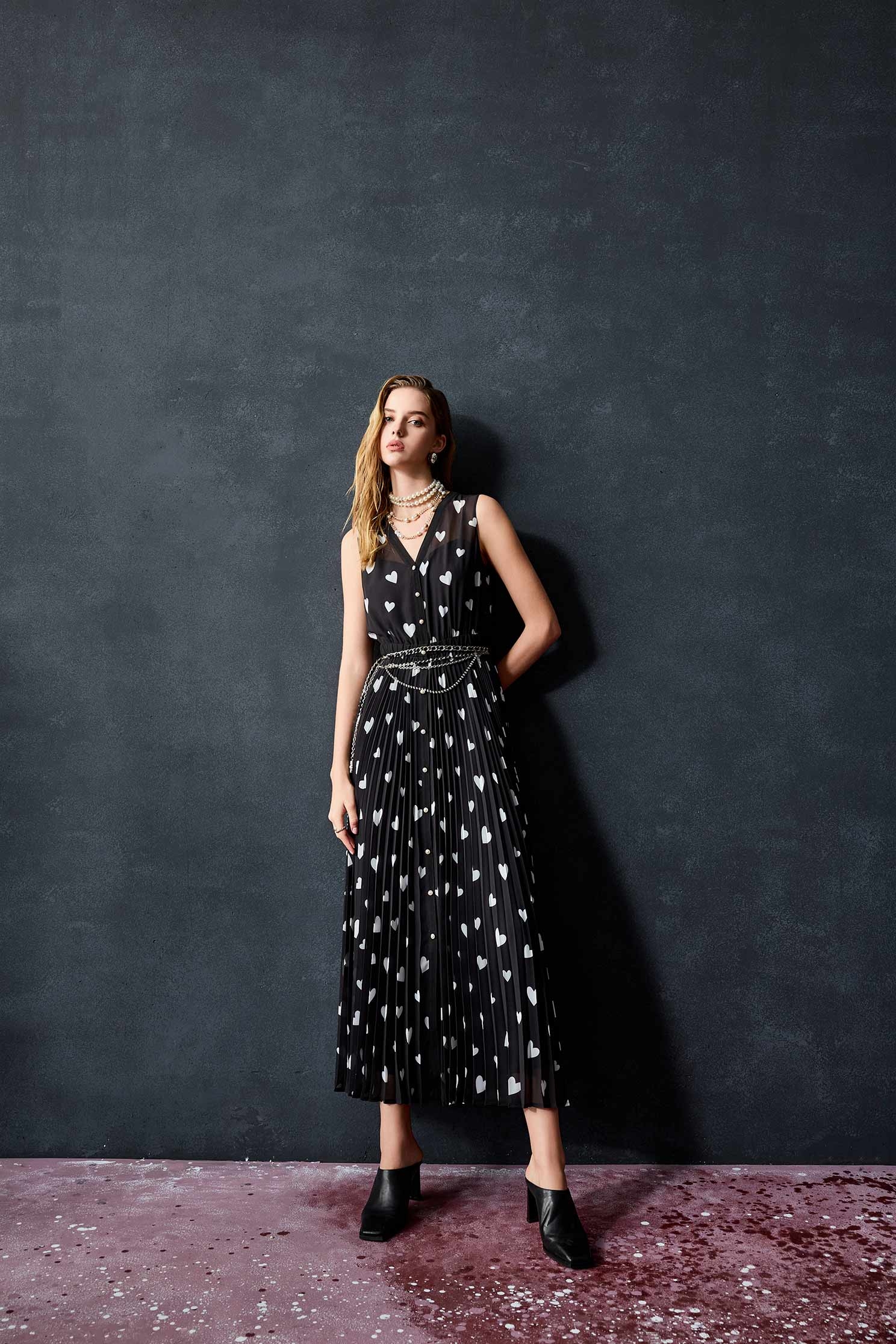 滿天心女神壓摺長洋裝滿天心女神壓摺長洋裝,一般洋裝,春夏穿搭,洋裝特輯,長洋裝,雪紡,黑色洋裝