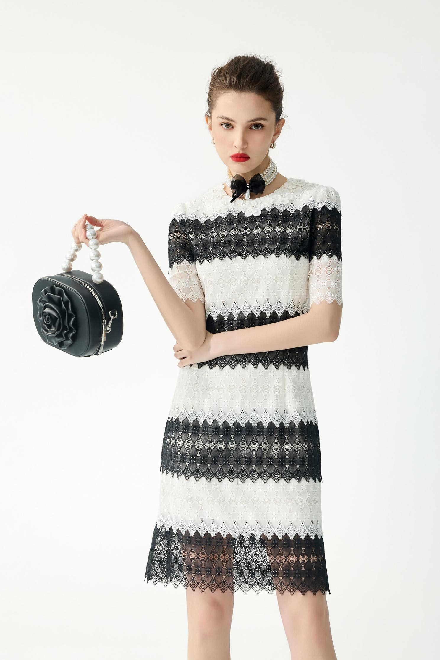 黑白蕾絲拼接佐花飾短洋裝黑白蕾絲拼接佐花飾短洋裝,一般洋裝,春夏穿搭,白色洋裝,蕾絲