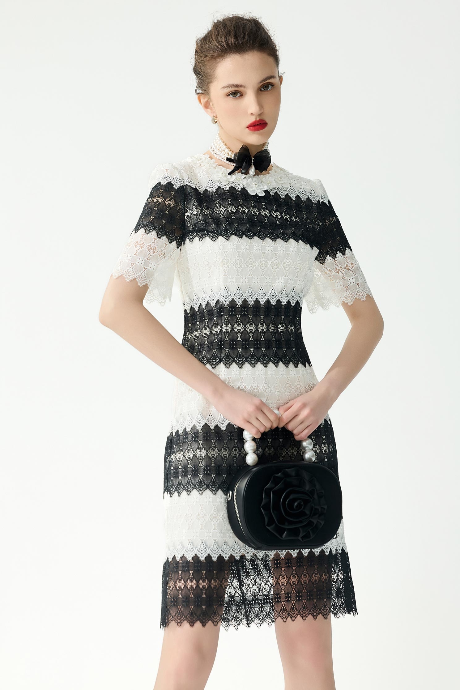 黑白蕾絲拼接佐花飾短洋裝黑白蕾絲拼接佐花飾短洋裝,一般洋裝,春夏穿搭,白色洋裝,蕾絲
