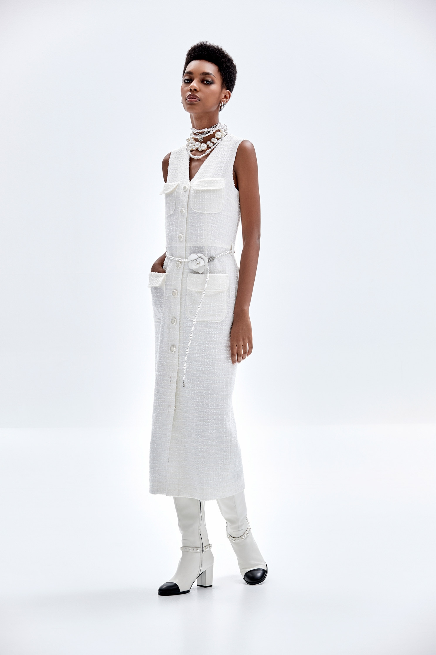 端莊優雅雪白長洋裝端莊優雅雪白長洋裝,V領洋裝,一般洋裝,人氣商品,洋裝特輯,無袖洋裝,短袖洋裝,秋冬穿搭,長洋裝