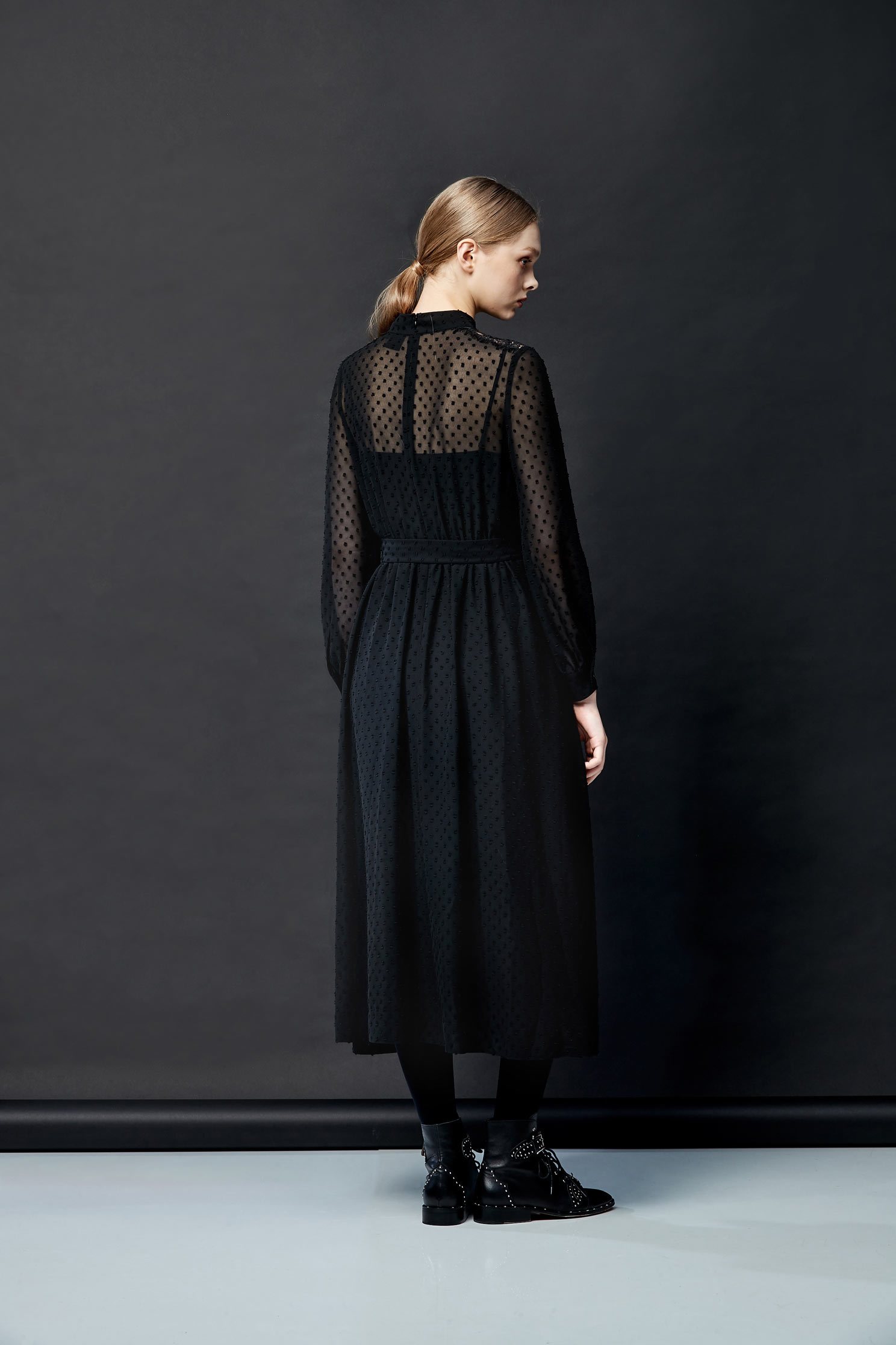 High-necked chiffon dress,dress,cocktaildress,eveningwear,spaghettistrapdress,perspectivedress,longdress,longsleevedress,chiffon,chiffondress,blackdress