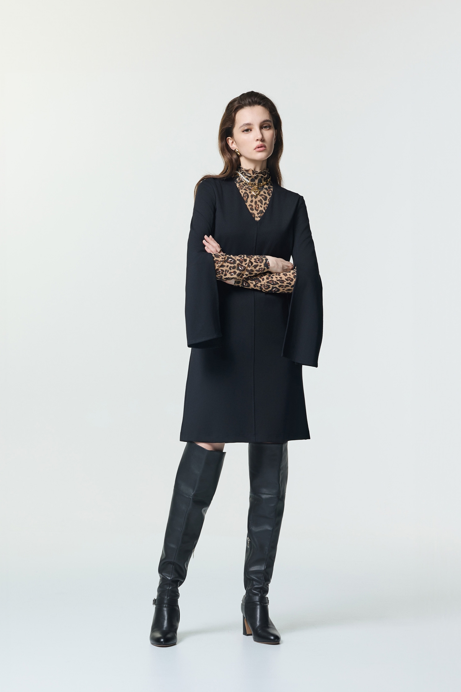 極致黑造型袖叉V領短洋裝極致黑造型袖叉V領短洋裝,V領洋裝,一般洋裝,洋裝特輯,秋冬穿搭,長袖洋裝,黑色洋裝