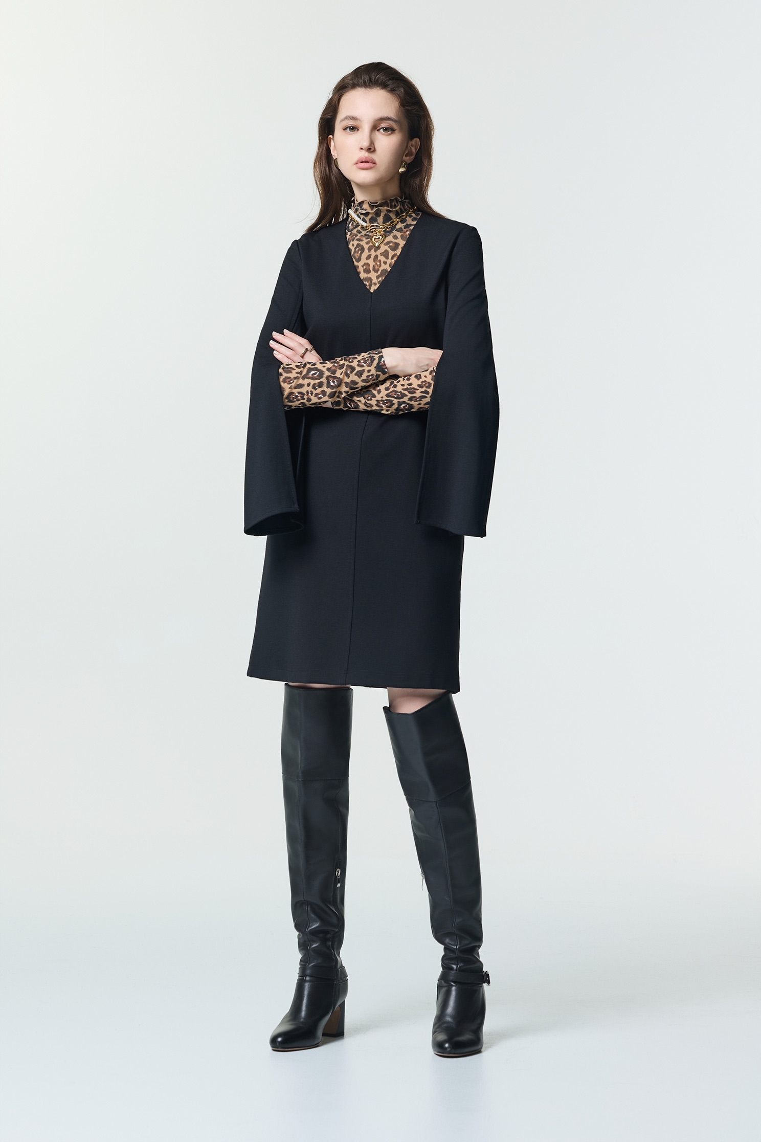 極致黑造型袖叉V領短洋裝極致黑造型袖叉V領短洋裝,V領洋裝,一般洋裝,洋裝特輯,秋冬穿搭,長袖洋裝,黑色洋裝