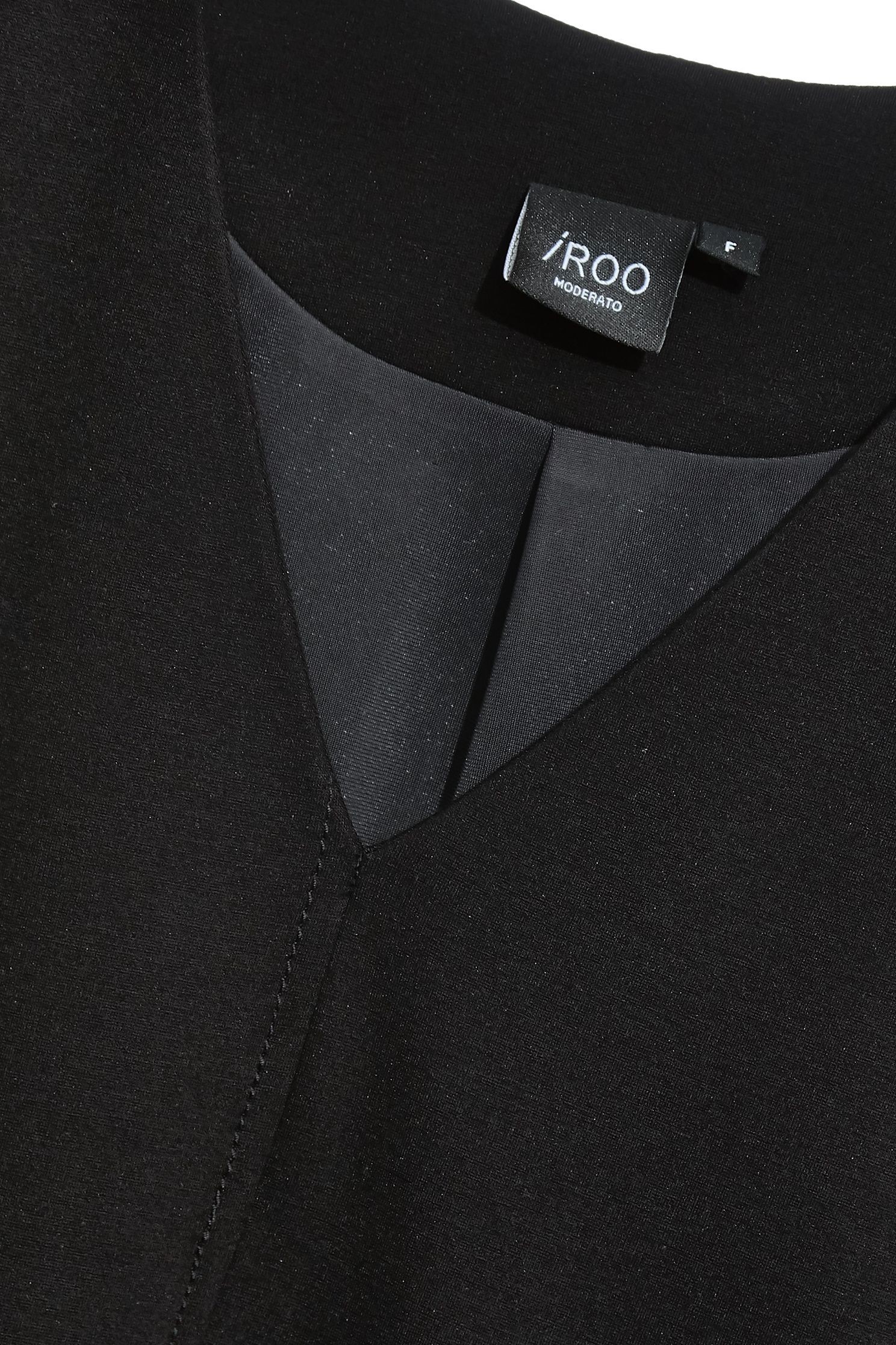 極致黑造型袖叉V領短洋裝極致黑造型袖叉V領短洋裝,V領洋裝,一般洋裝,洋裝特輯,秋冬穿搭,長袖洋裝,黑色洋裝