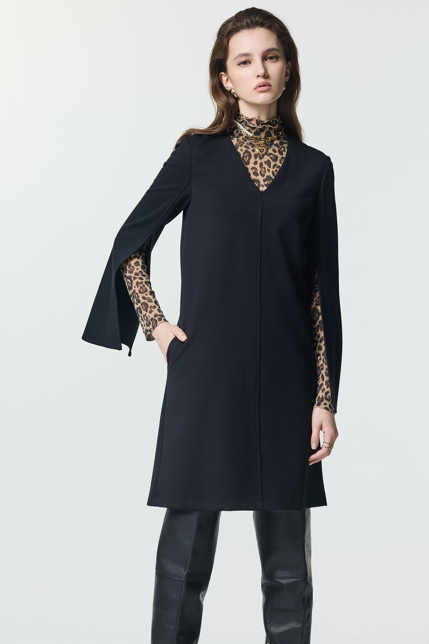 極致黑造型袖叉V領短洋裝極致黑造型袖叉V領短洋裝,V領洋裝,一般洋裝,洋裝特輯,秋冬穿搭,長袖洋裝,黑色洋裝