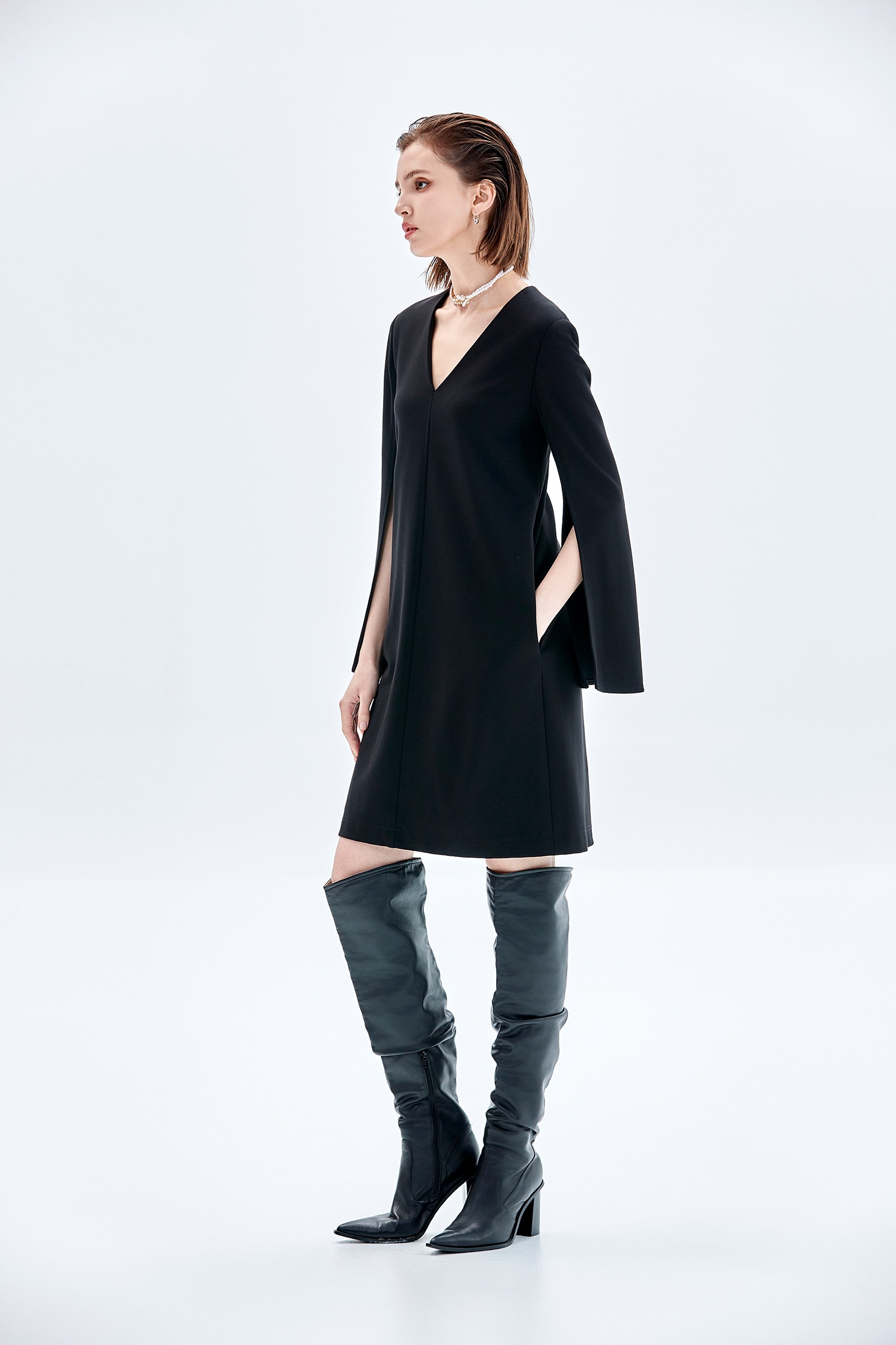 極致黑造型袖叉V領短洋裝極致黑造型袖叉V領短洋裝,V領洋裝,一般洋裝,洋裝特輯,秋冬穿搭,長袖洋裝,黑色洋裝