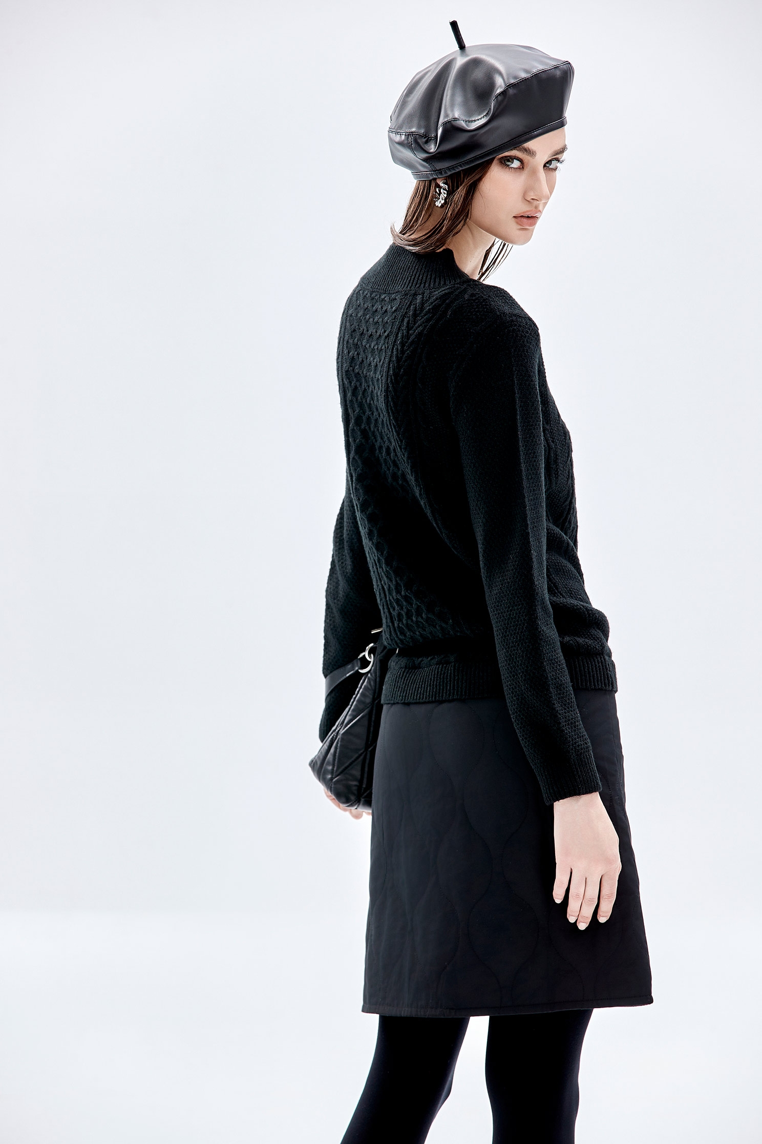 拼接異材質絎縫洋裝拼接異材質絎縫洋裝,小禮服,洋裝特輯,秋冬穿搭,針織,針織洋裝,長袖洋裝,黑色洋裝