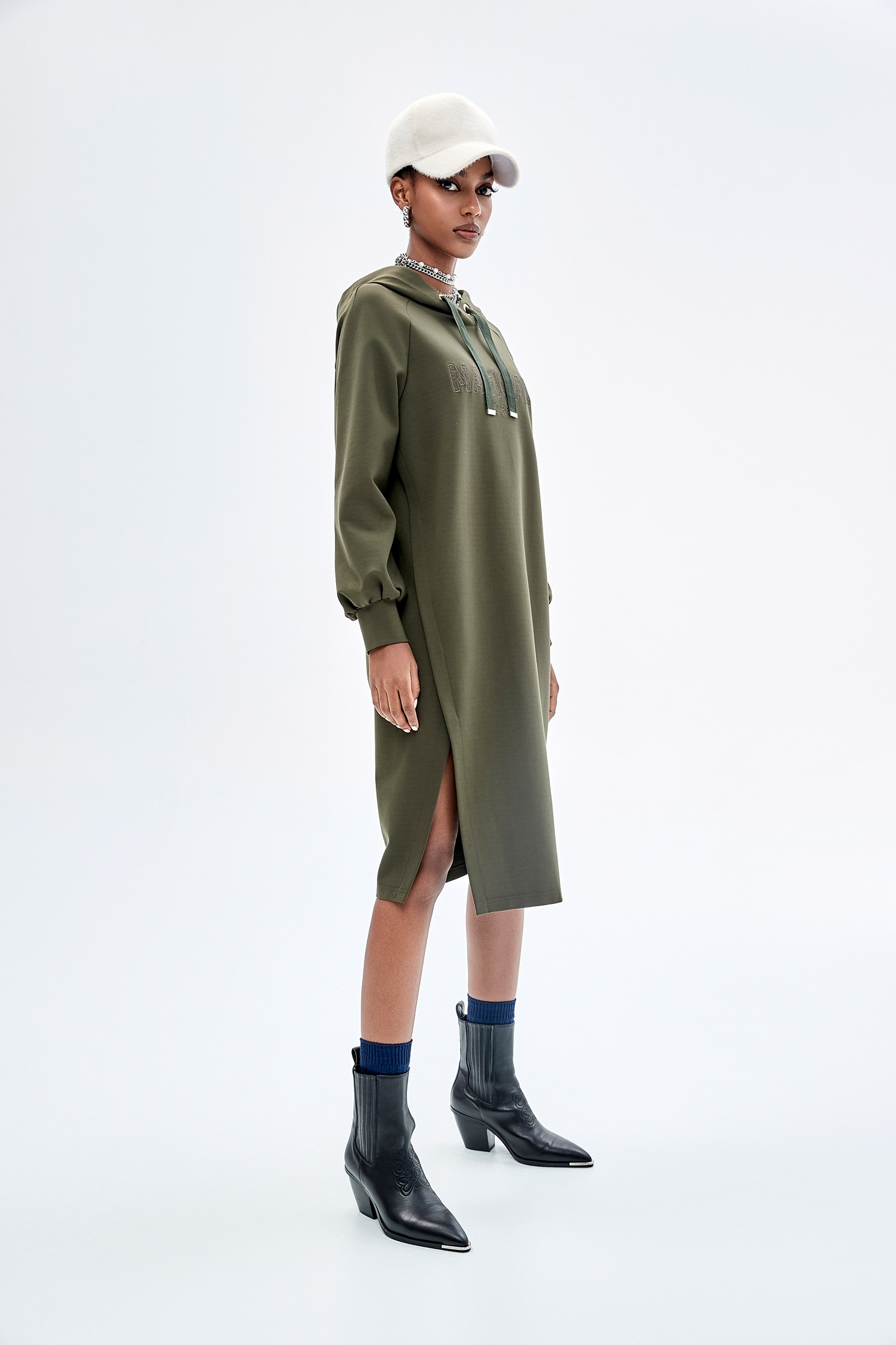 魔法刺繡連帽洋裝魔法刺繡連帽洋裝,一般洋裝,刺繡,洋裝特輯,秋冬穿搭,長袖洋裝