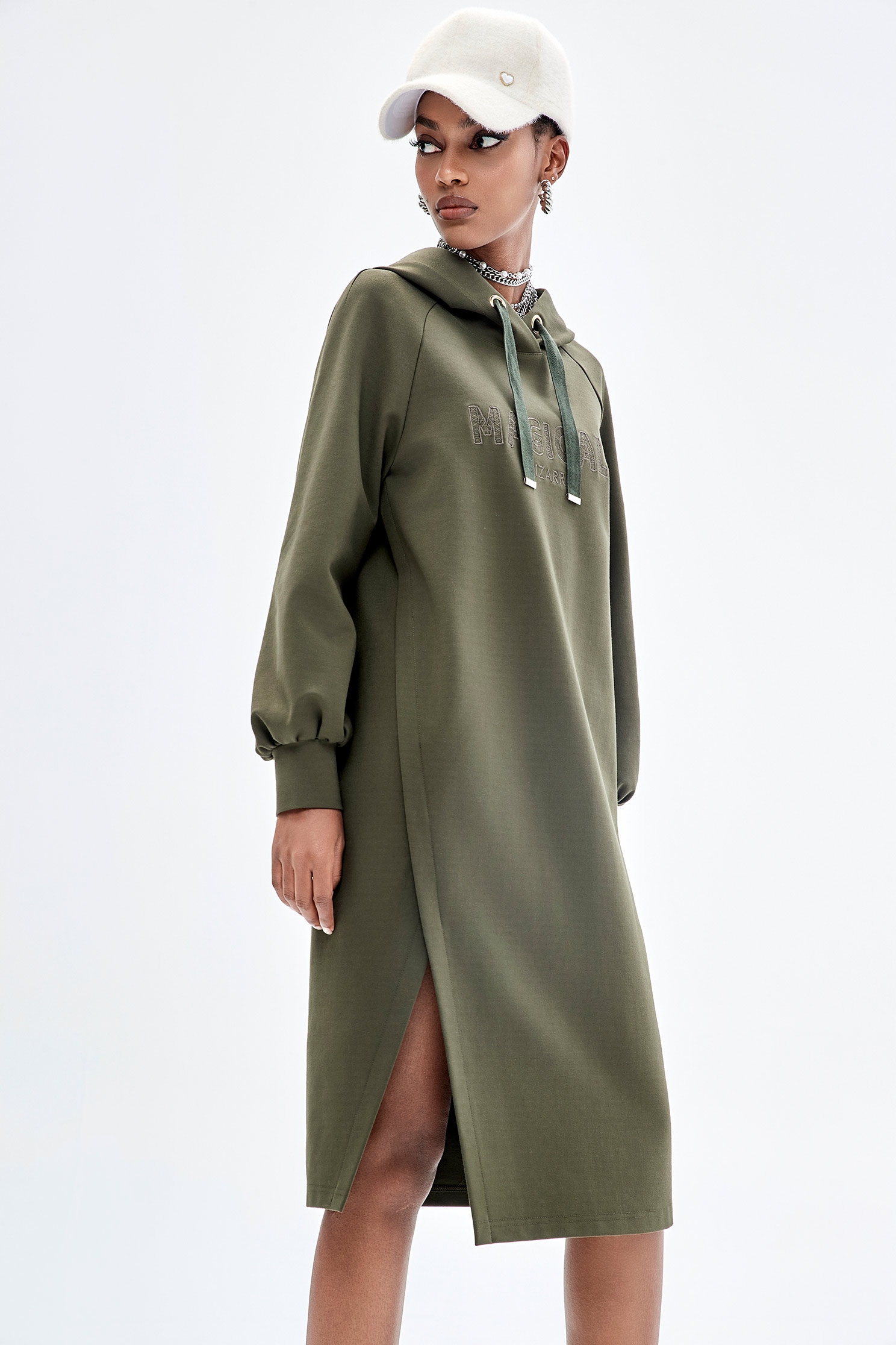 魔法刺繡連帽洋裝魔法刺繡連帽洋裝,一般洋裝,刺繡,洋裝特輯,秋冬穿搭,長袖洋裝