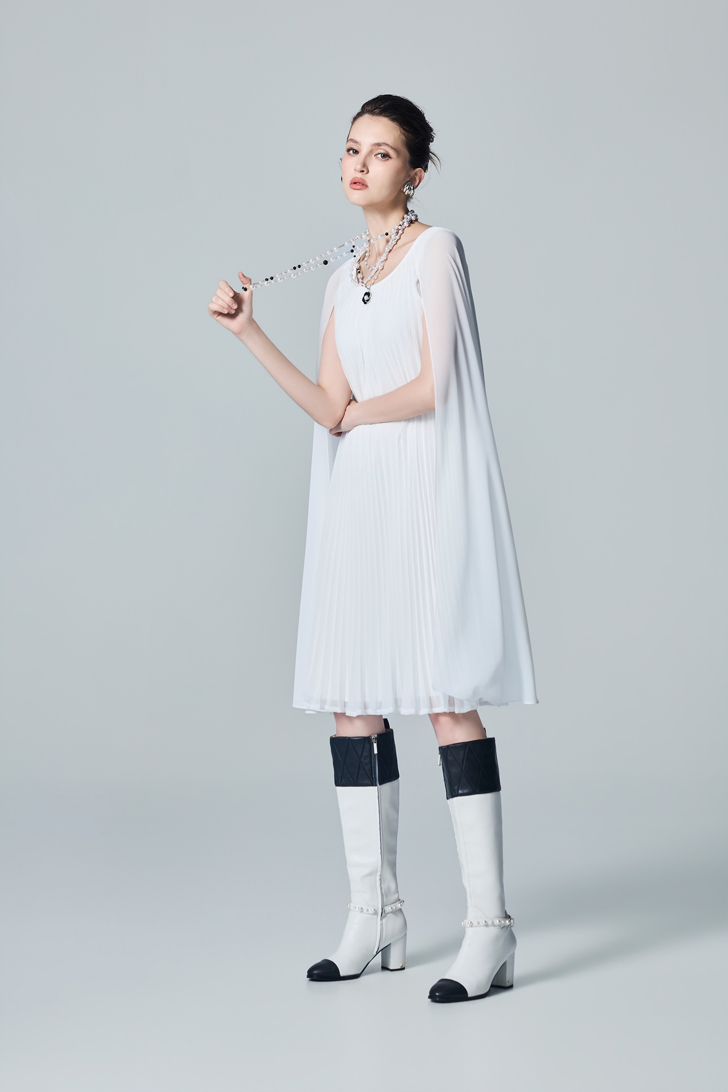 冰雪女神斗篷壓褶洋裝冰雪女神斗篷壓褶洋裝,一般背心,女裝背心,洋裝,白色洋裝,秋冬穿搭,雪紡