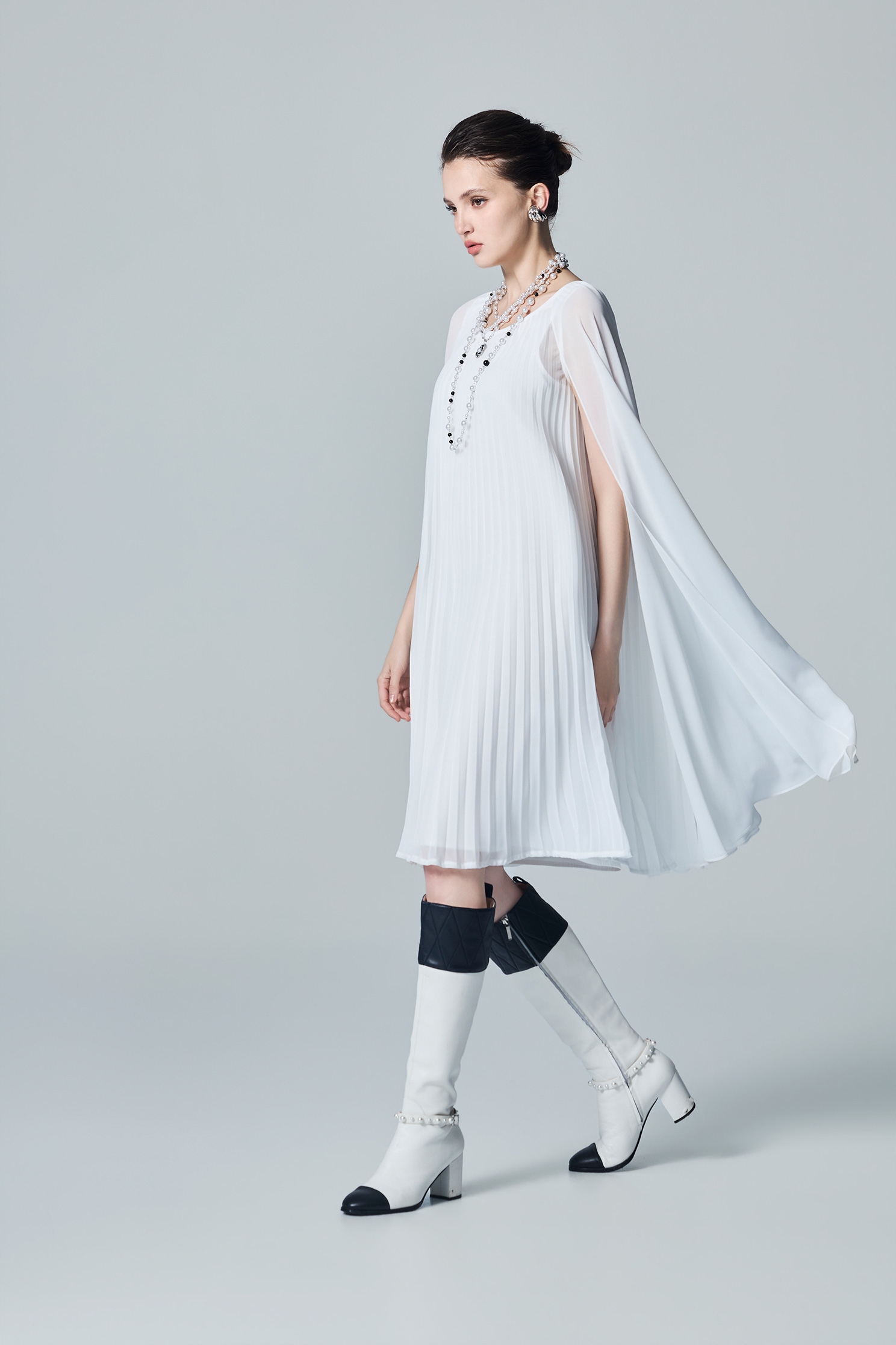 冰雪女神斗篷壓褶洋裝冰雪女神斗篷壓褶洋裝,一般背心,女裝背心,洋裝,白色洋裝,秋冬穿搭,雪紡