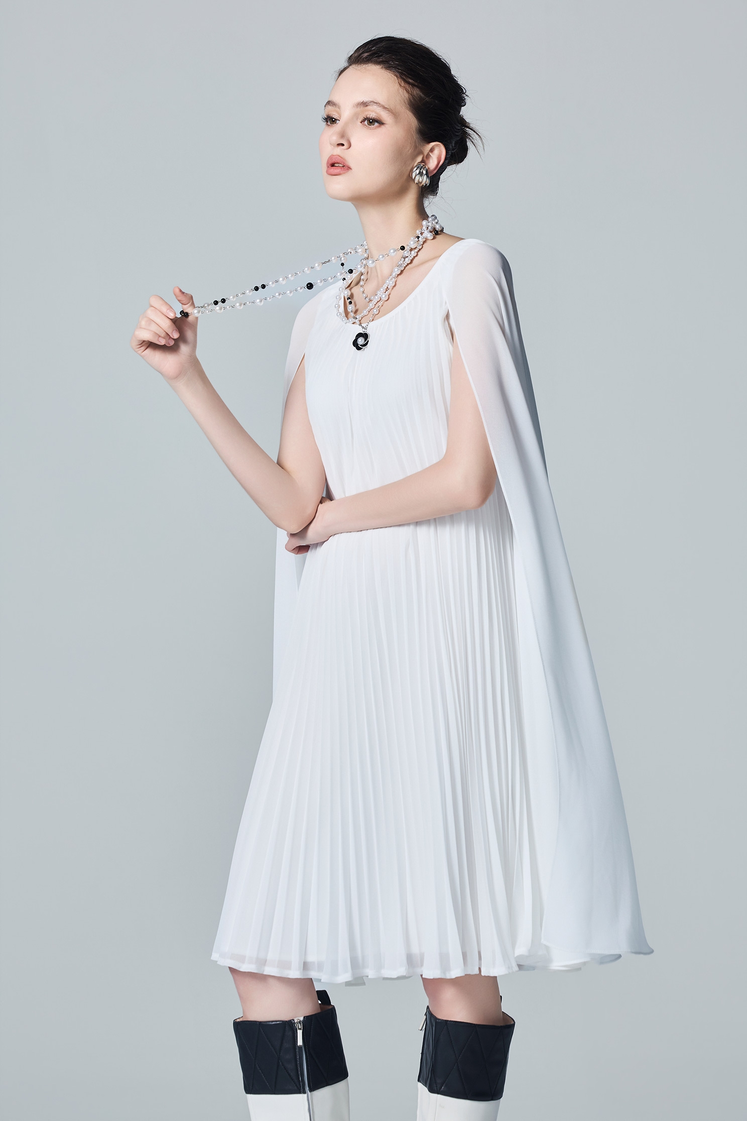 冰雪女神斗篷壓褶洋裝冰雪女神斗篷壓褶洋裝,一般背心,女裝背心,洋裝,白色洋裝,秋冬穿搭,雪紡