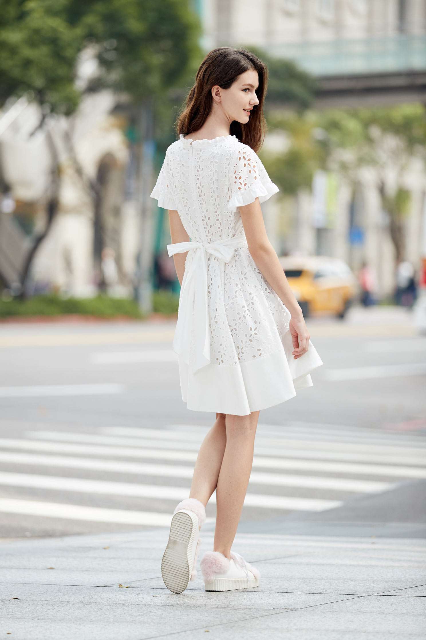 Elegantly carved short-sleeved dress,u-neckdress,cocktaildress,whitedress,shortsleevedress,lace,lacedress