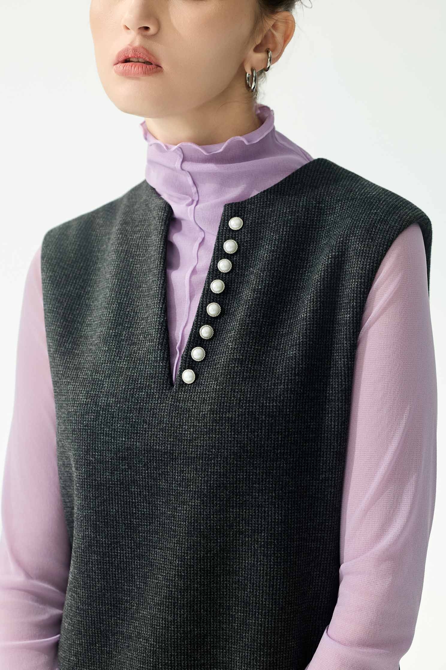 珍珠領邊長版洋裝珍珠領邊長版洋裝,V領洋裝,一般洋裝,人氣商品,春夏穿搭,洋裝特輯,無袖洋裝,珍珠,短袖洋裝,約會特輯