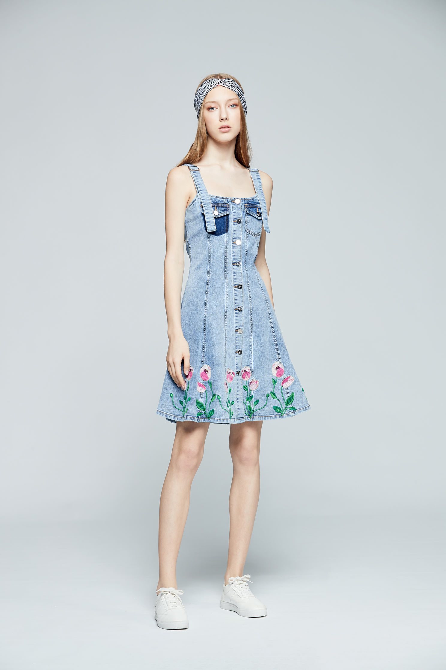 Embroidered denim dress,dress,tanning,casualdress,embroidery,embroiderddress,sleevelessdress,cowboy,embroidered