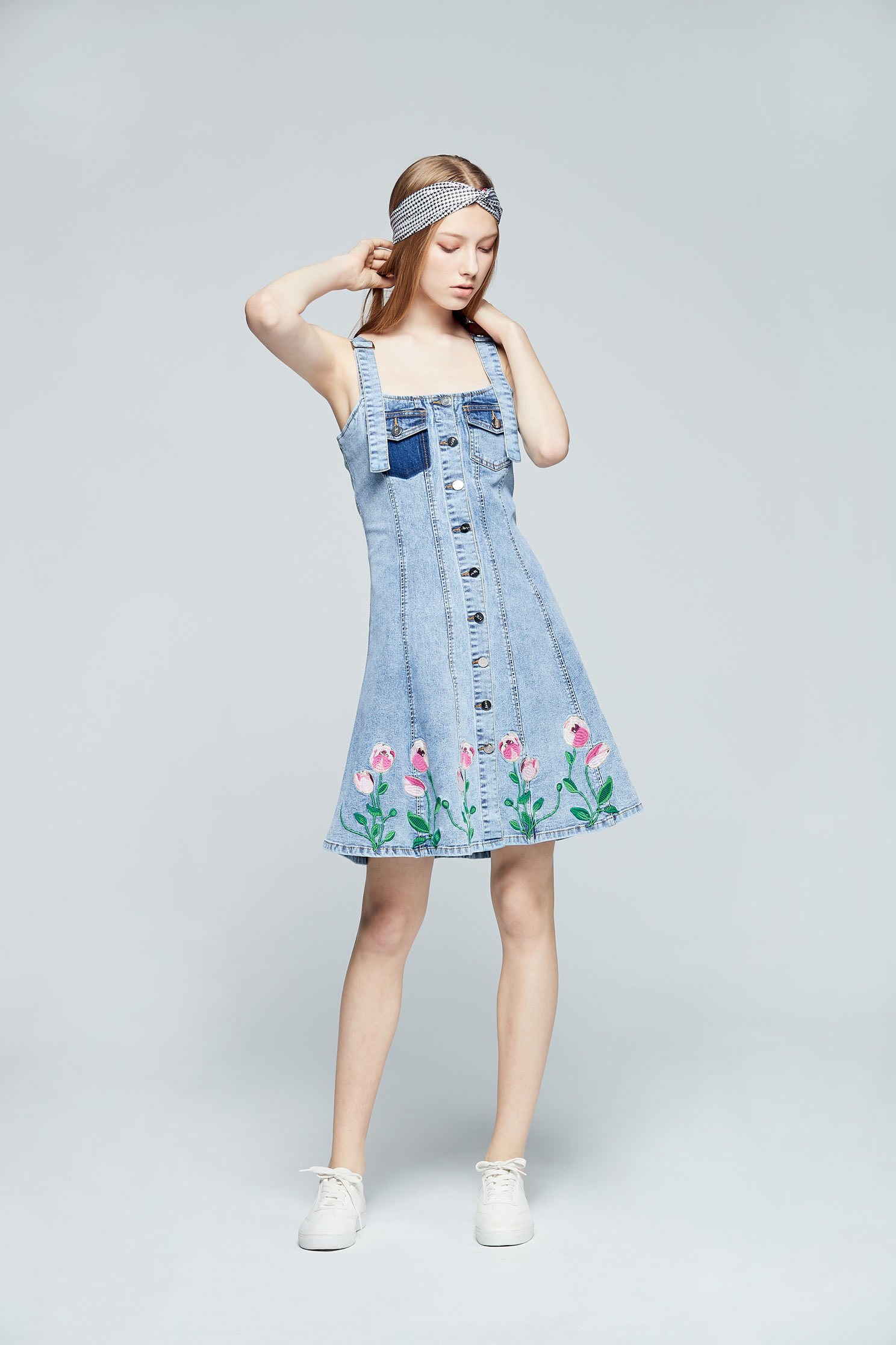 Embroidered denim dress,dress,tanning,casualdress,embroidery,embroiderddress,sleevelessdress,cowboy,embroidered