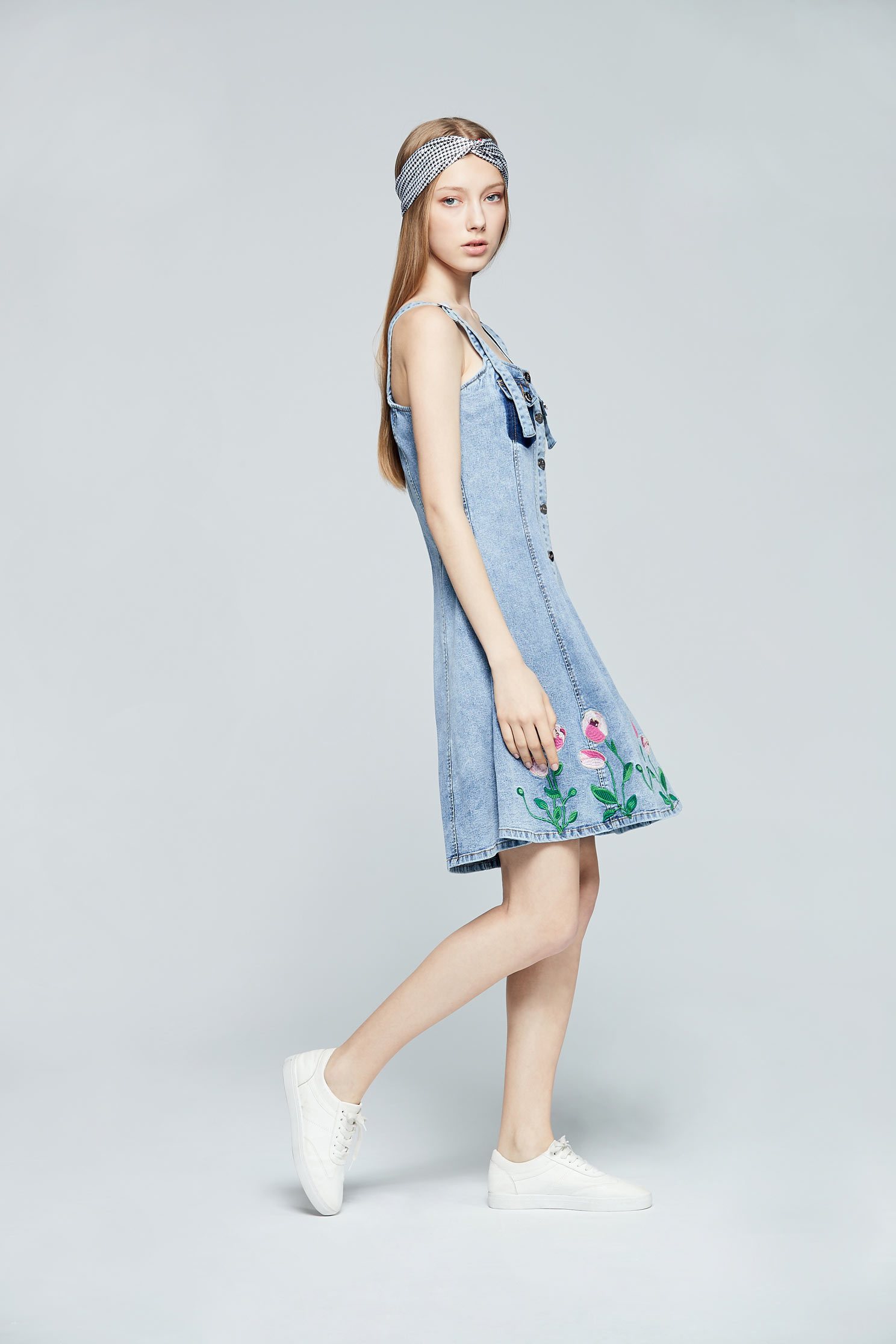 Embroidered denim dress,dress,tanning,casualdress,embroidery,embroiderddress,sleevelessdress,cowboy,embroidered
