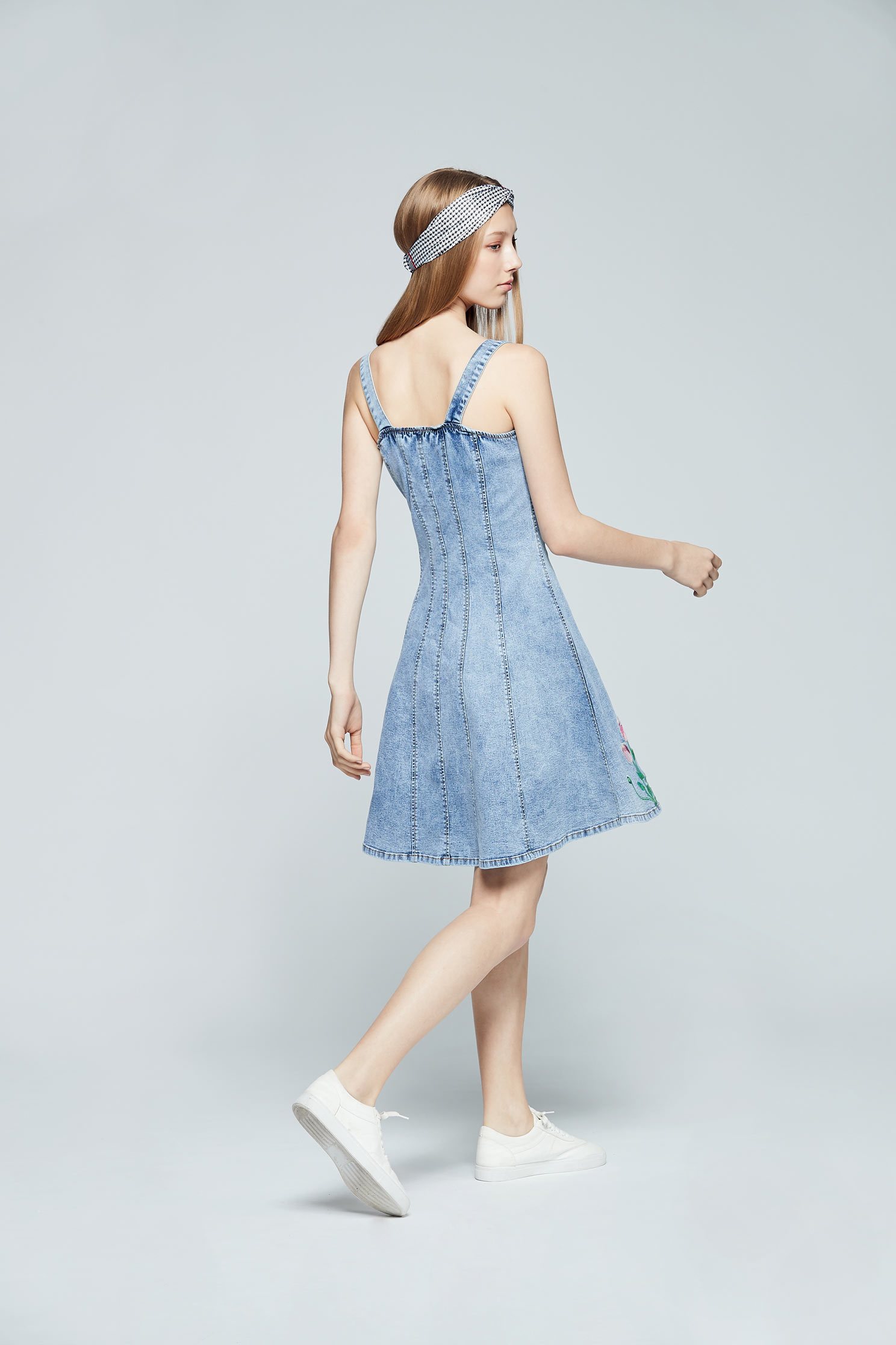 Embroidered denim dress,dress,tanning,casualdress,embroidery,embroiderddress,sleevelessdress,cowboy,embroidered