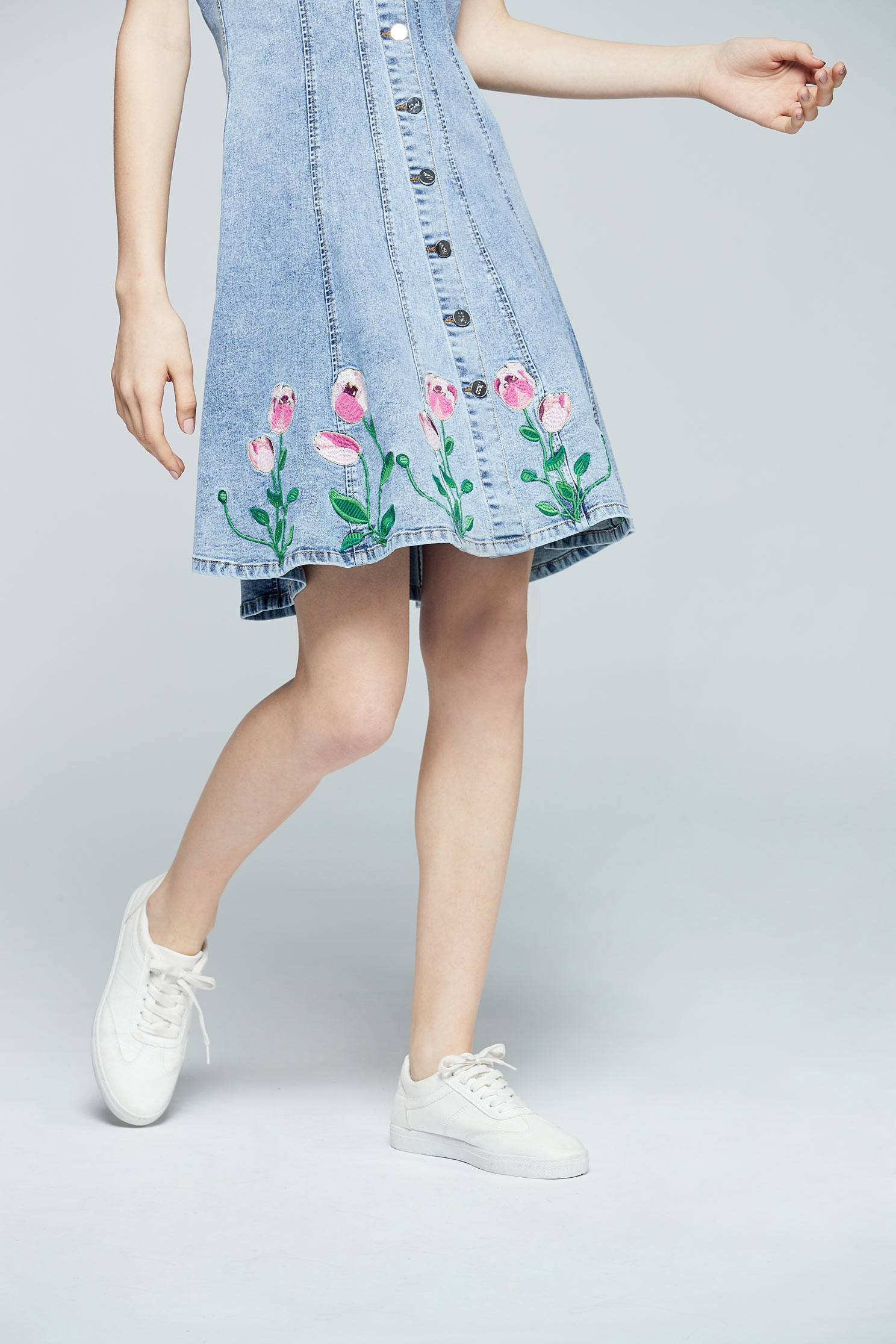 Embroidered denim dress,dress,tanning,casualdress,embroidery,embroiderddress,sleevelessdress,cowboy,embroidered