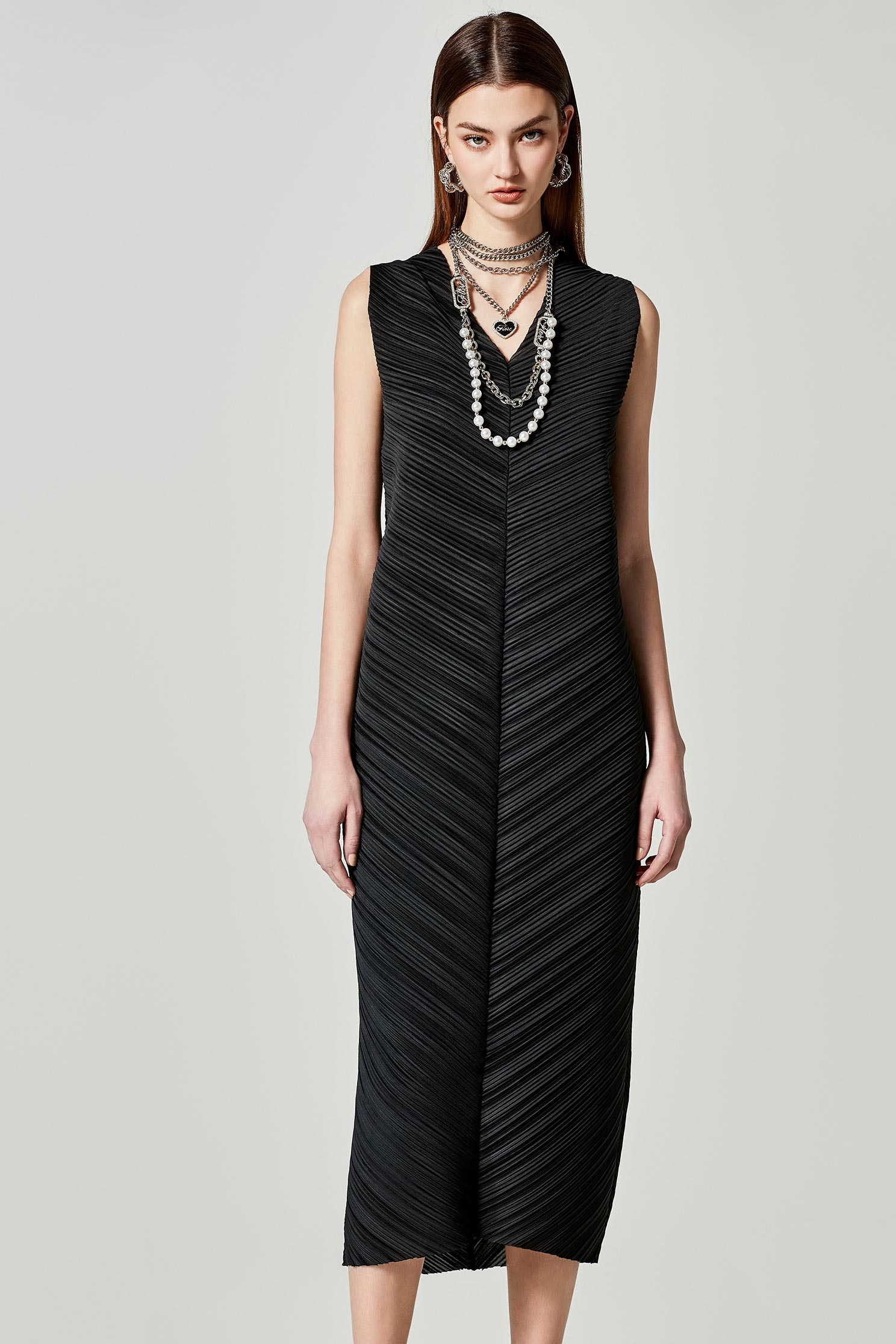 立體壓褶廓形洋裝立體壓褶廓形洋裝,一般洋裝,春夏穿搭,黑色洋裝