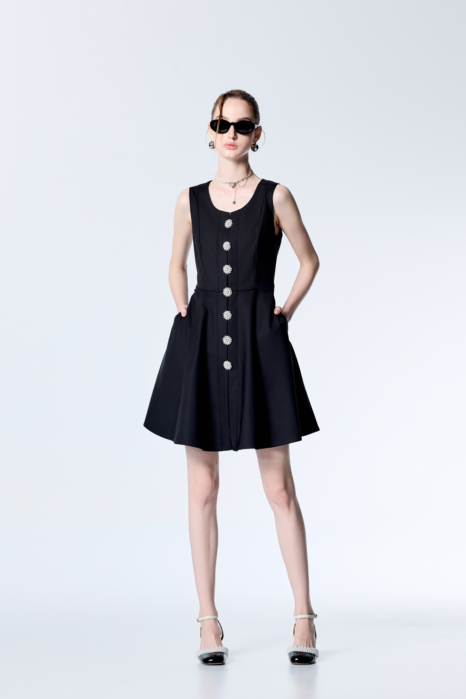 珍珠華麗鑽釦無袖短洋裝珍珠華麗鑽釦無袖短洋裝,一般洋裝,人氣商品,春夏穿搭,無袖洋裝,珍珠,短袖洋裝,黑色洋裝