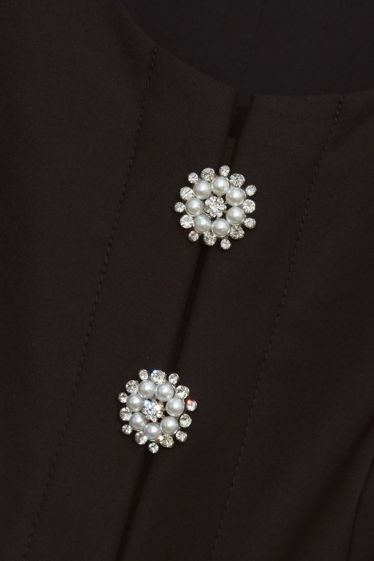 珍珠華麗鑽釦無袖短洋裝珍珠華麗鑽釦無袖短洋裝,一般洋裝,人氣商品,春夏穿搭,無袖洋裝,珍珠,短袖洋裝,黑色洋裝