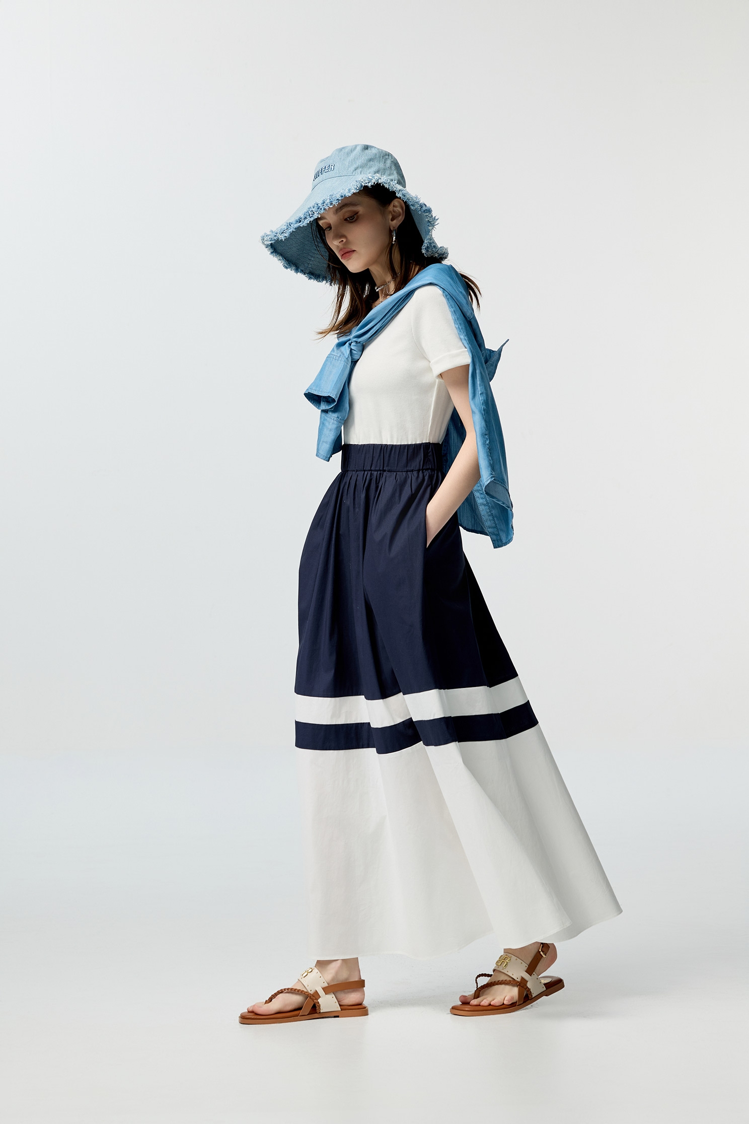 大Ｕ領經典配條長洋裝大Ｕ領經典配條長洋裝,U領洋裝,一般洋裝,春夏穿搭,洋裝特輯,短袖洋裝,繡花,背心,襯衫,長洋裝