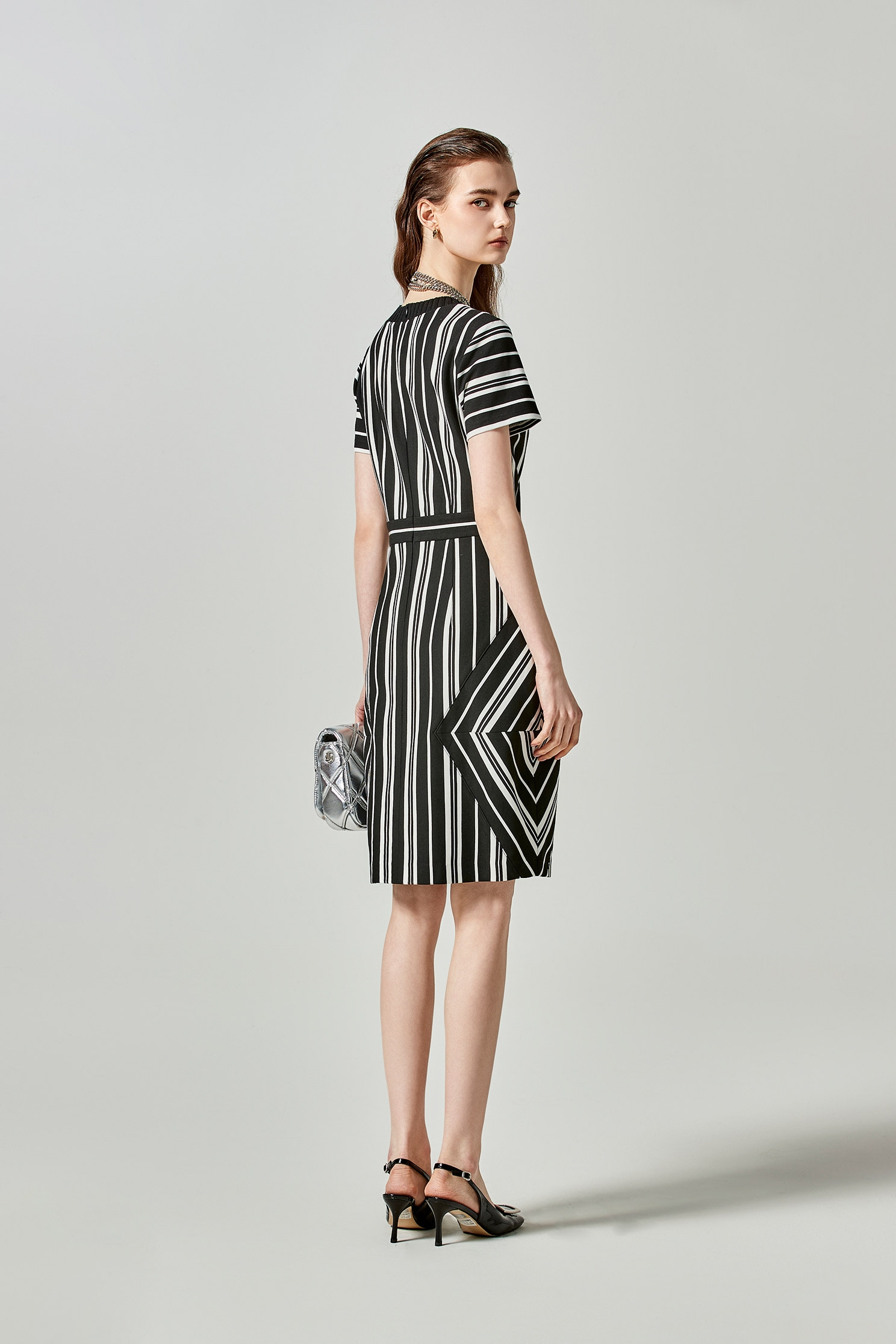 黑白條紋短袖造型切接洋裝黑白條紋短袖造型切接洋裝,一般洋裝,春夏穿搭,條紋,洋裝特輯,黑色洋裝
