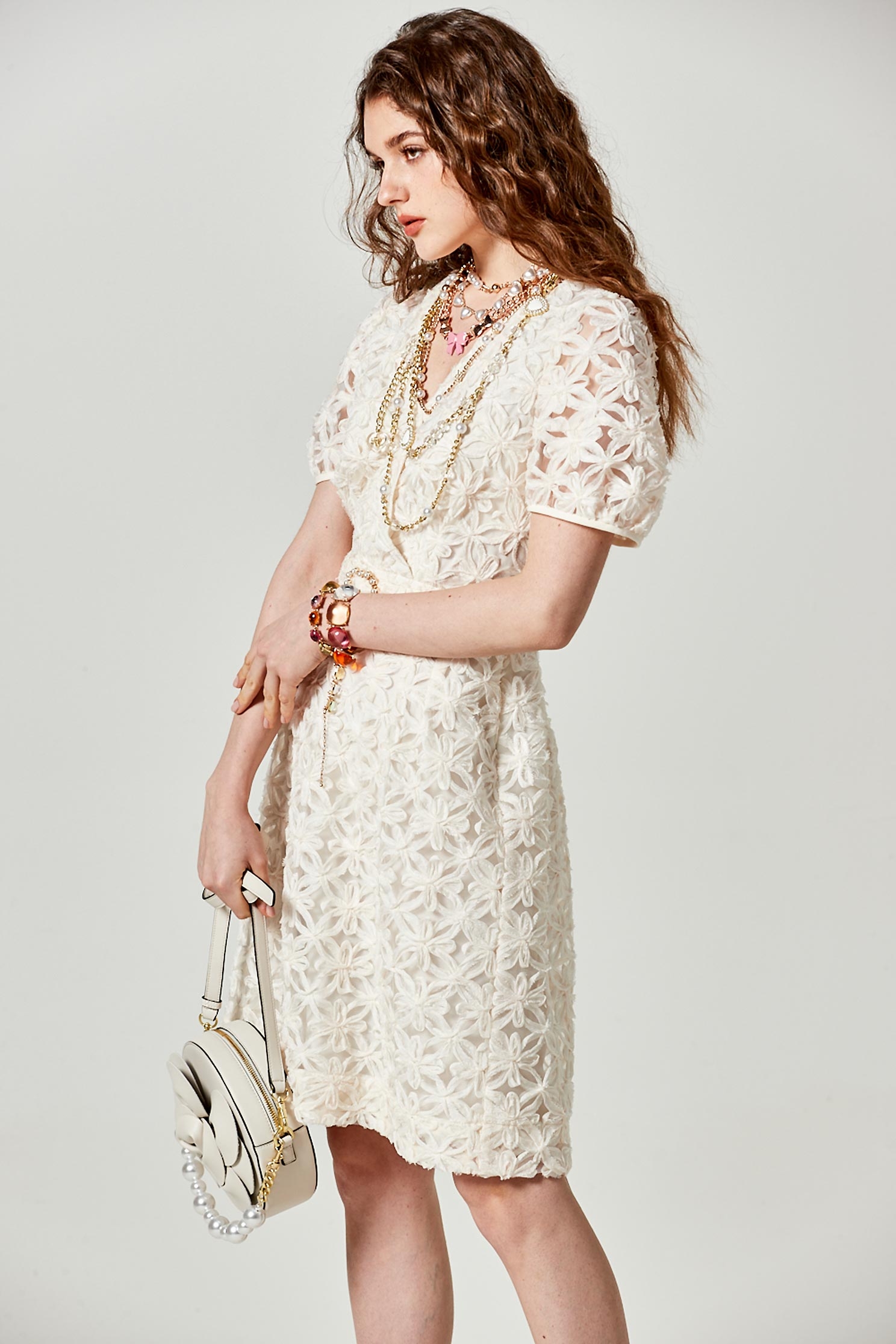 立體海島梔子花洋裝立體海島梔子花洋裝,V領洋裝,一般洋裝,刺繡,春夏穿搭,洋裝特輯,珍珠,短袖洋裝,約會特輯,腰帶