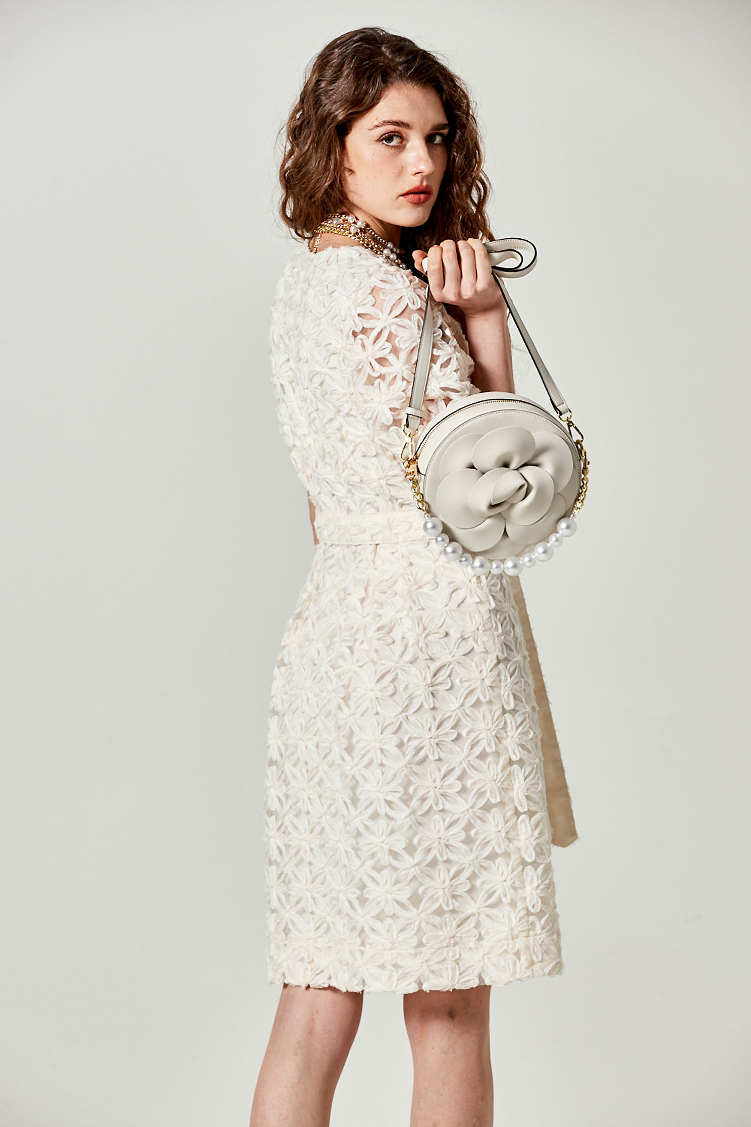 立體海島梔子花洋裝立體海島梔子花洋裝,V領洋裝,一般洋裝,刺繡,春夏穿搭,洋裝特輯,珍珠,短袖洋裝,約會特輯,腰帶