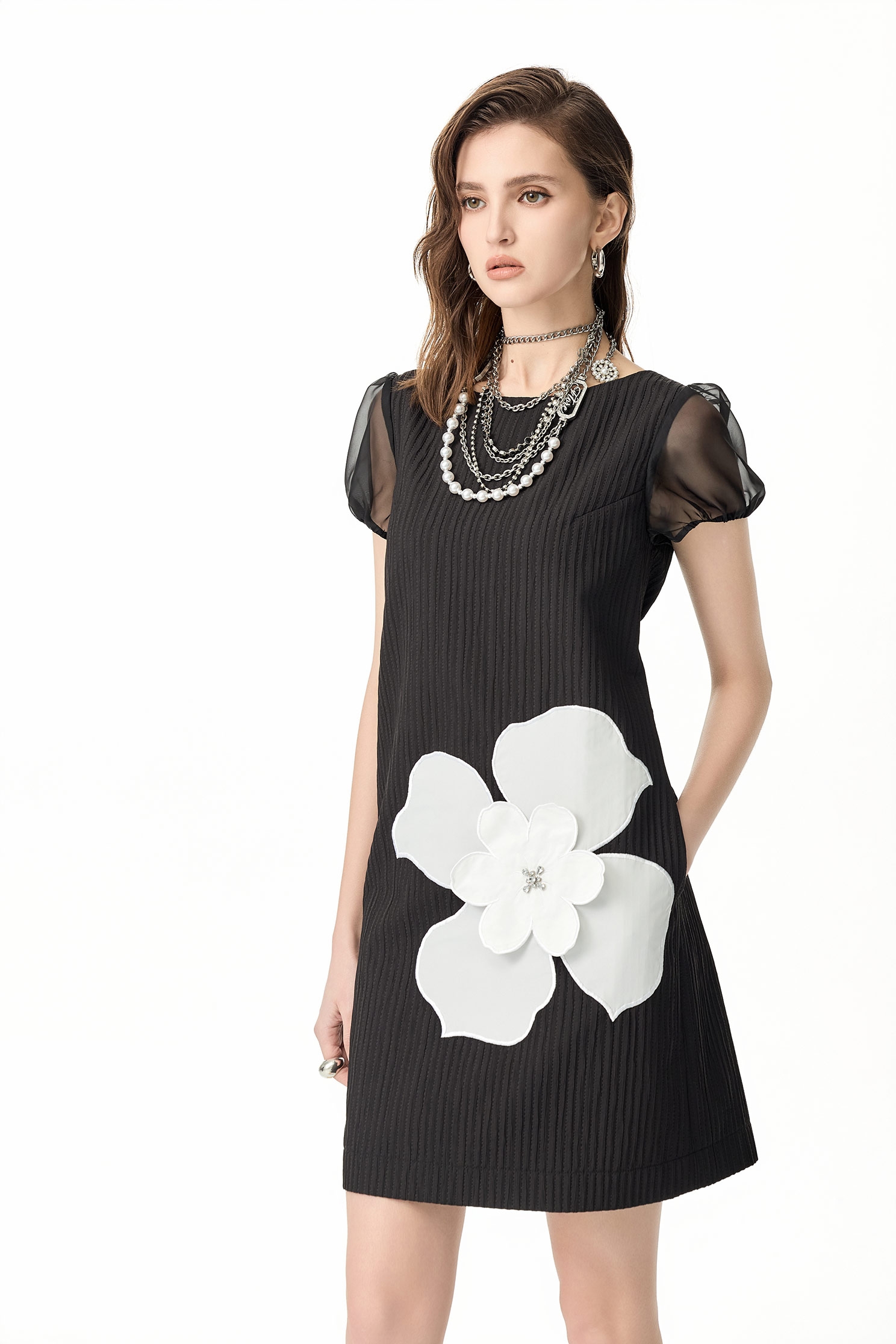 立體白花貼布繡短洋裝立體白花貼布繡短洋裝,一般洋裝,春夏穿搭,洋裝特輯,短袖洋裝,花花世界,黑色洋裝