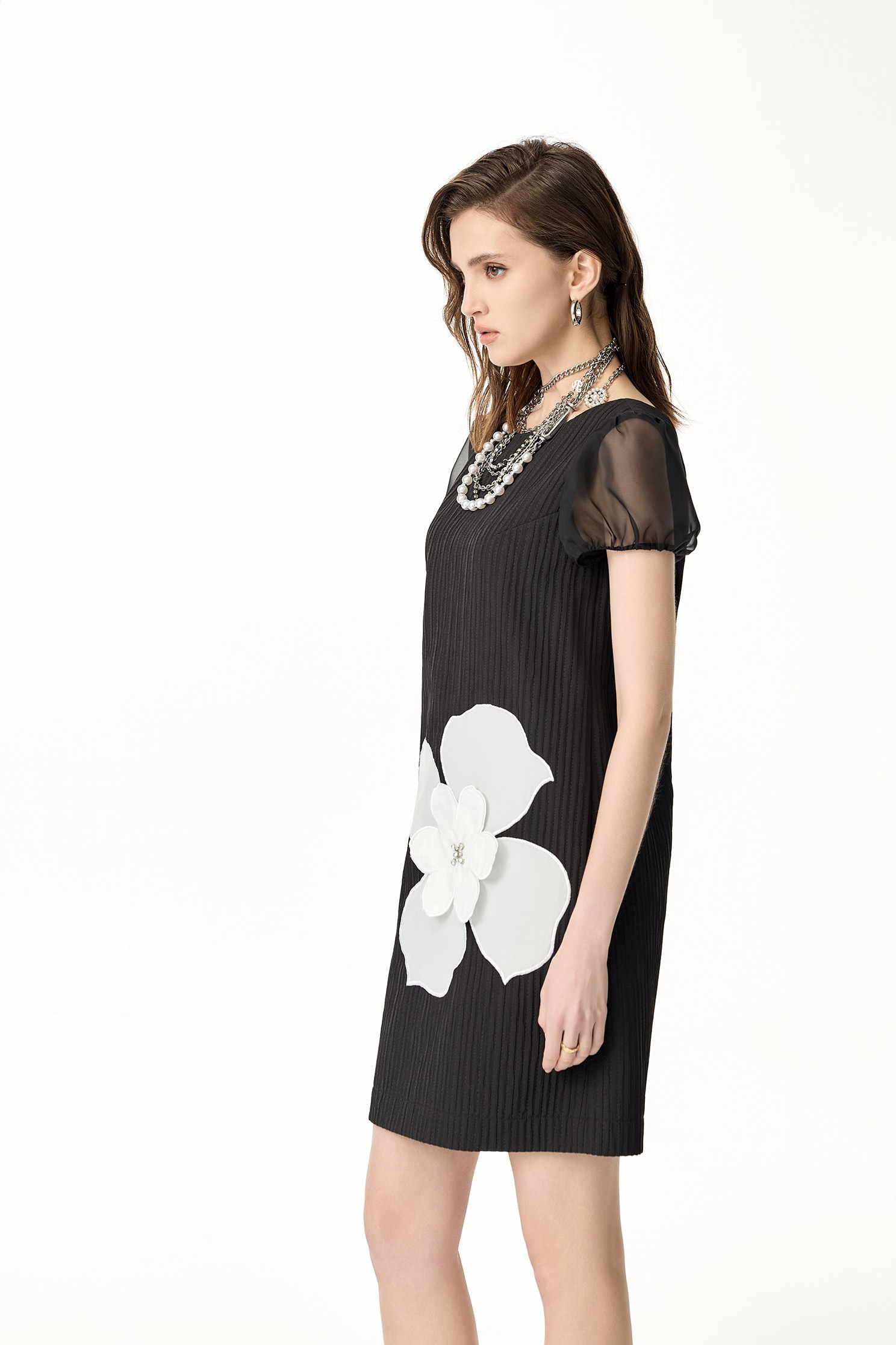 立體白花貼布繡短洋裝立體白花貼布繡短洋裝,一般洋裝,春夏穿搭,洋裝特輯,短袖洋裝,花花世界,黑色洋裝