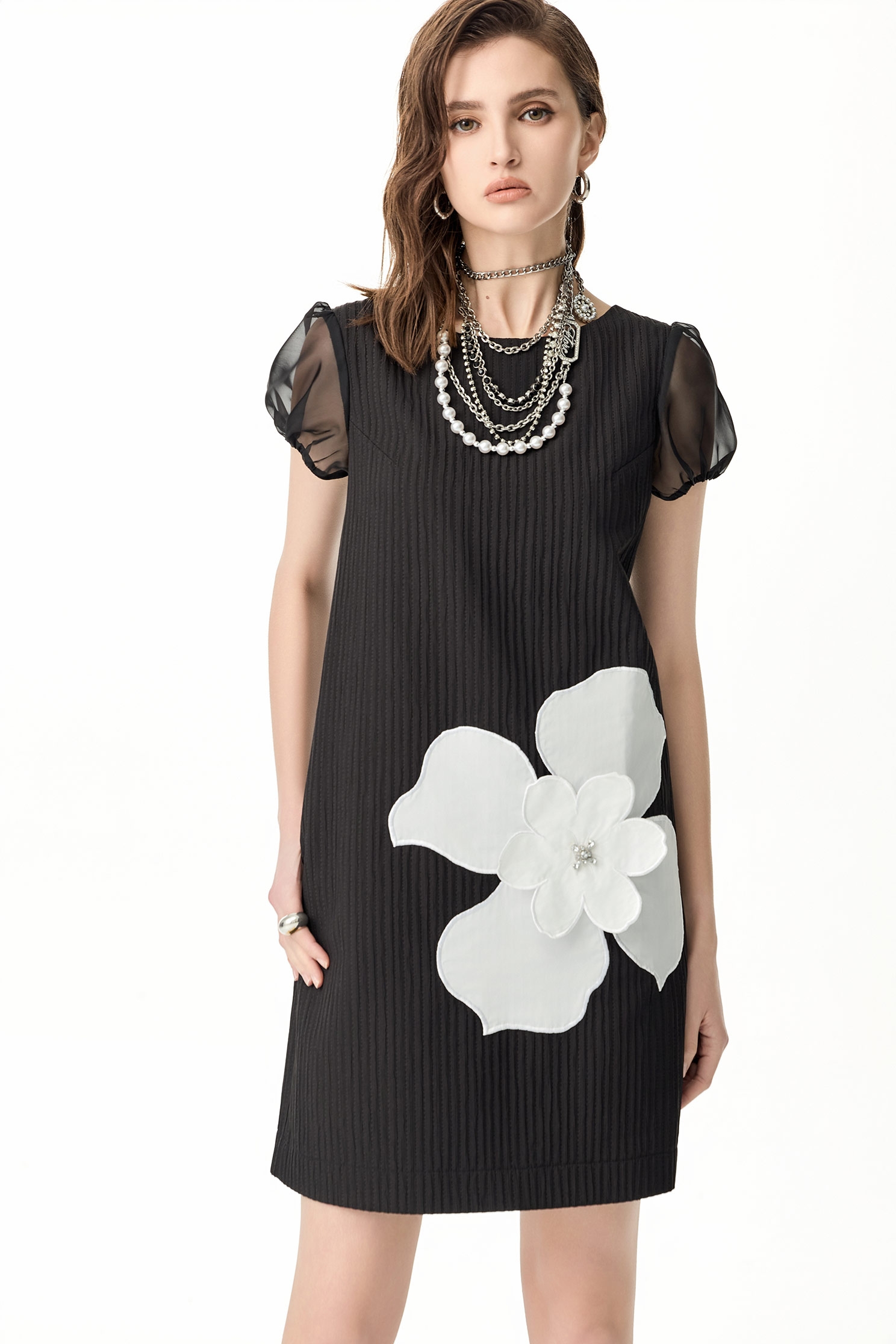 立體白花貼布繡短洋裝立體白花貼布繡短洋裝,一般洋裝,春夏穿搭,洋裝特輯,短袖洋裝,花花世界,黑色洋裝