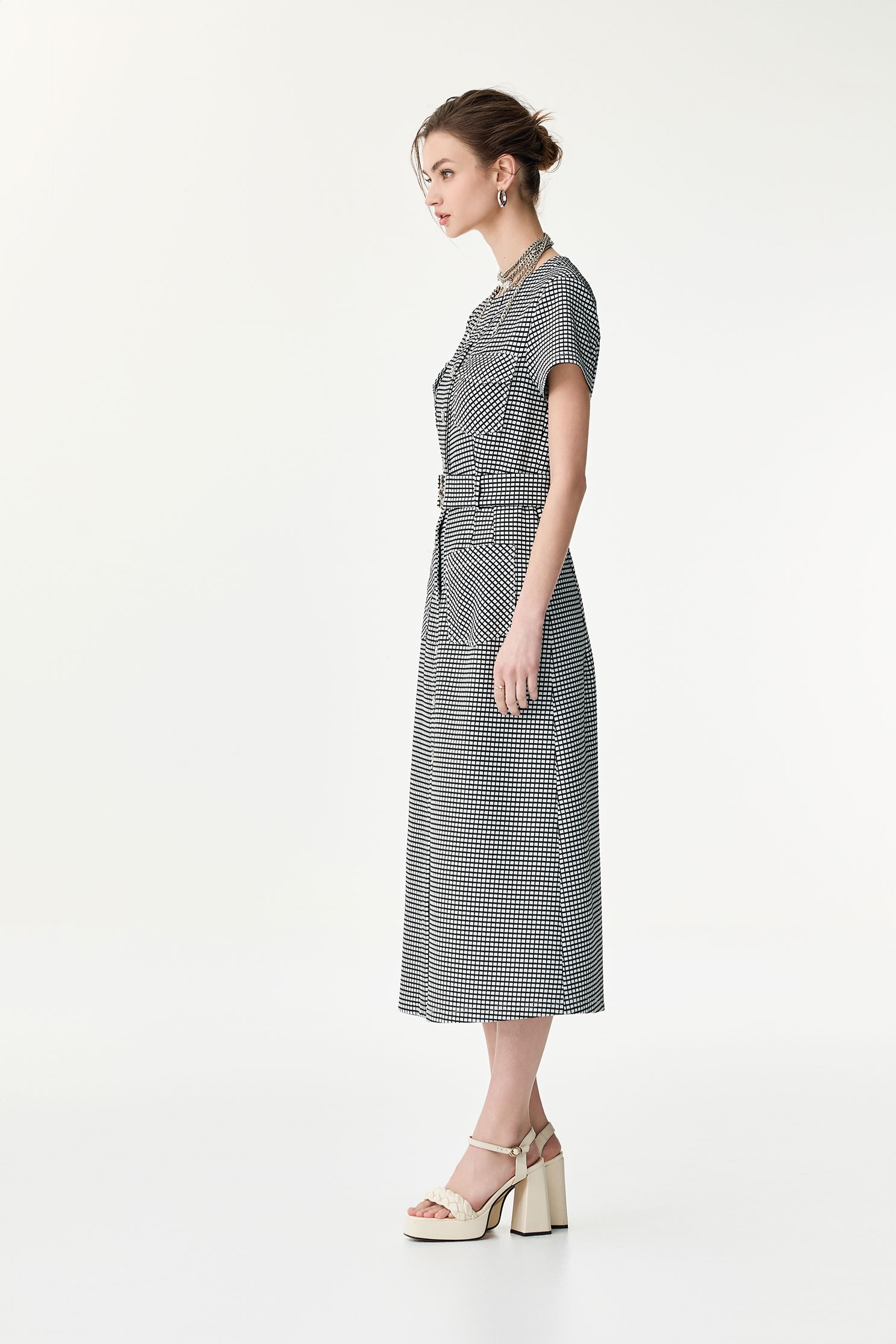 彈性格子開襟式長洋裝彈性格子開襟式長洋裝,一般洋裝,人氣商品,春夏穿搭,格紋,洋裝特輯,腰帶,長洋裝,黑色洋裝