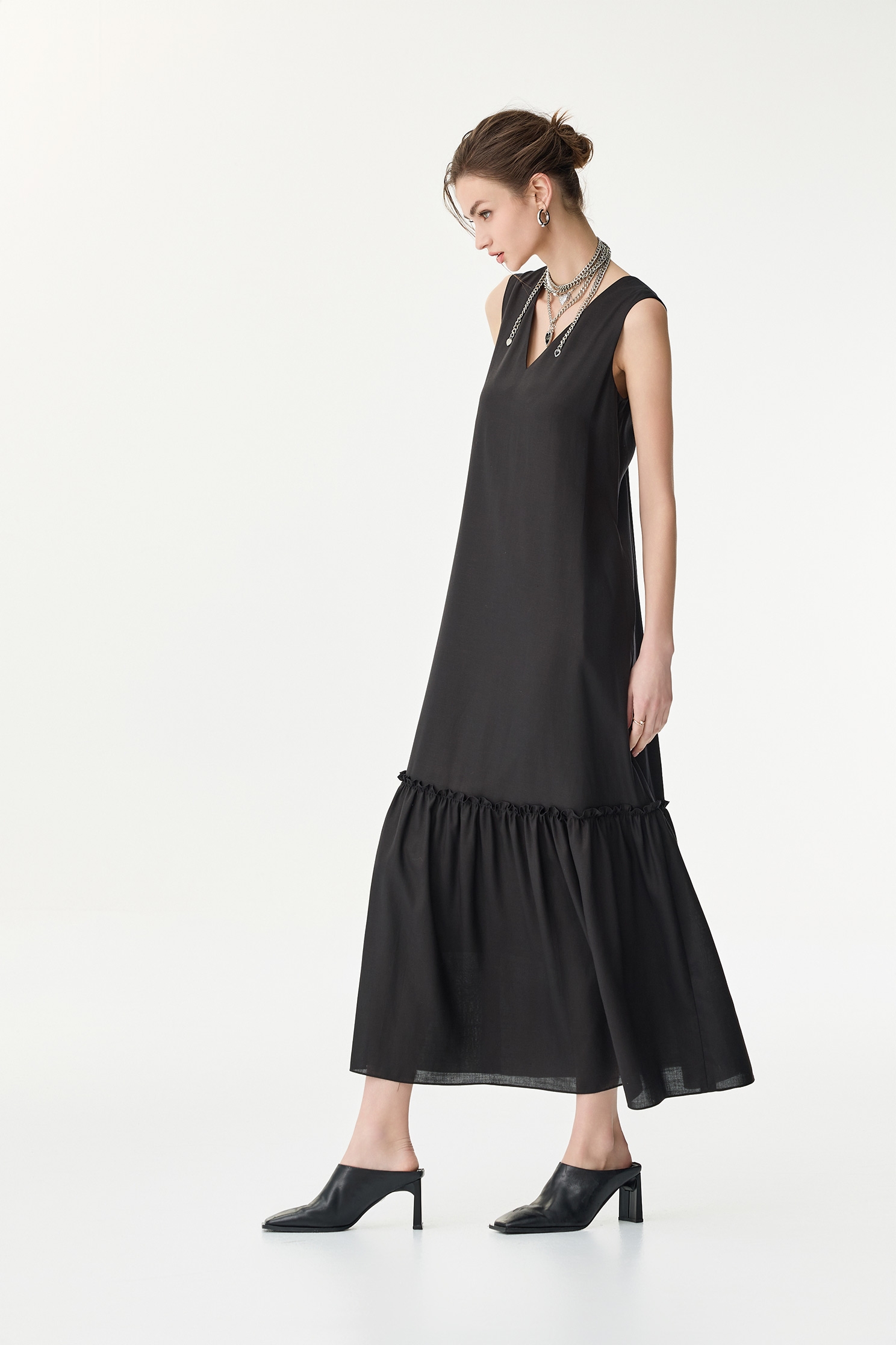 棉麻度假長洋裝棉麻度假長洋裝,V領洋裝,一般洋裝,人氣商品,春夏穿搭,洋裝特輯,輕奢度假,輕奢渡假,長洋裝,黑色洋裝