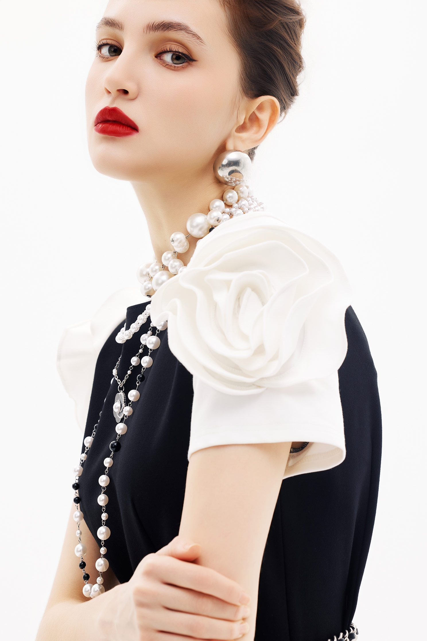 黑白拼色立體繞花洋裝黑白拼色立體繞花洋裝,一般洋裝,人氣商品,春夏穿搭,洋裝特輯,花花世界